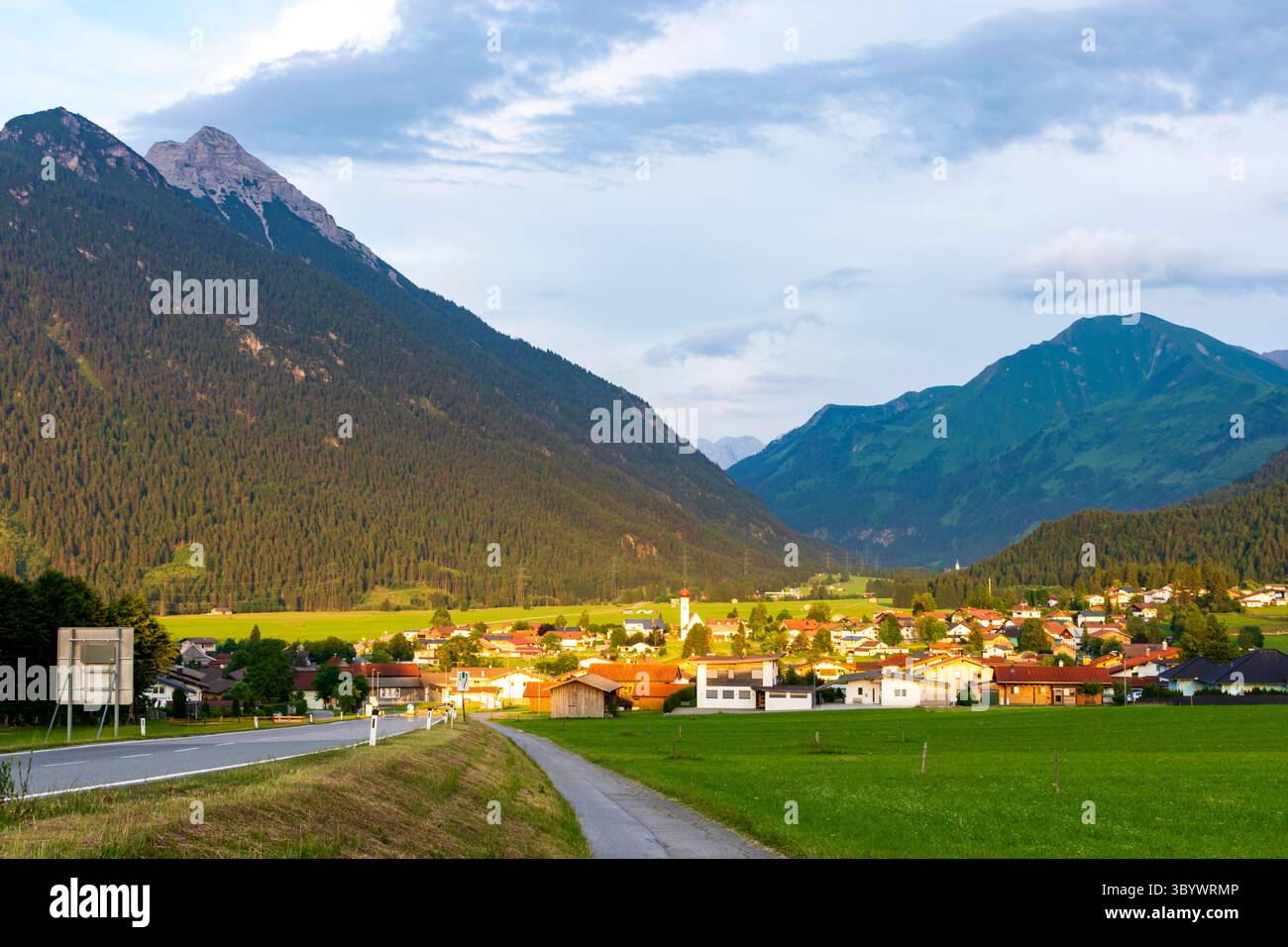 Heiterwang: Villaggio e chiesa Heiterwang, valle di Grundbach, zona di Zwischentoren, Außerfern in Tiroler Zugspitz Arena, Tirolo, Austria Foto Stock