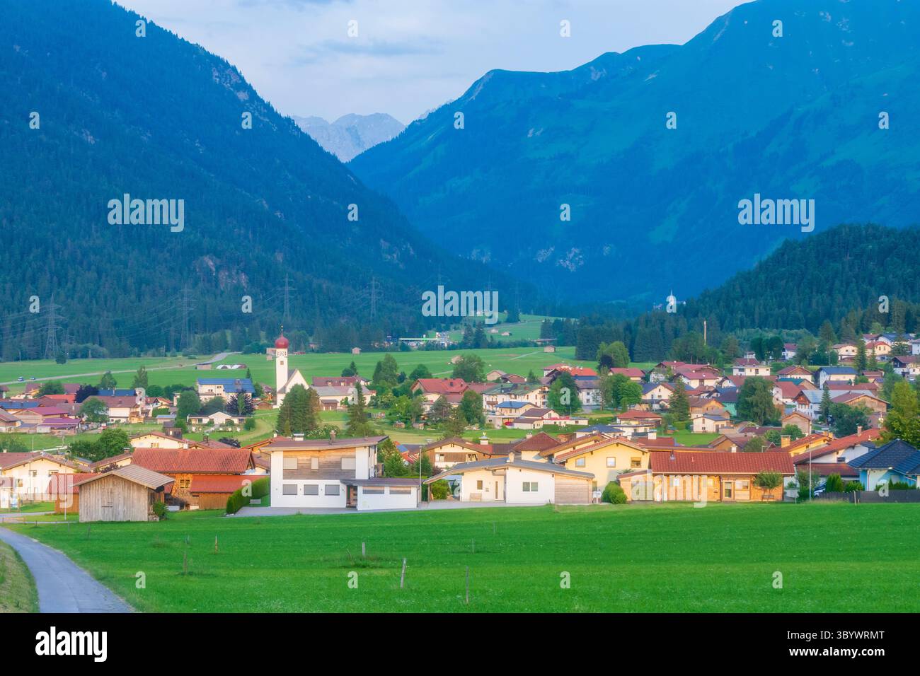 Heiterwang: Villaggio e chiesa Heiterwang, valle di Grundbach, zona di Zwischentoren, Außerfern in Tiroler Zugspitz Arena, Tirolo, Austria Foto Stock