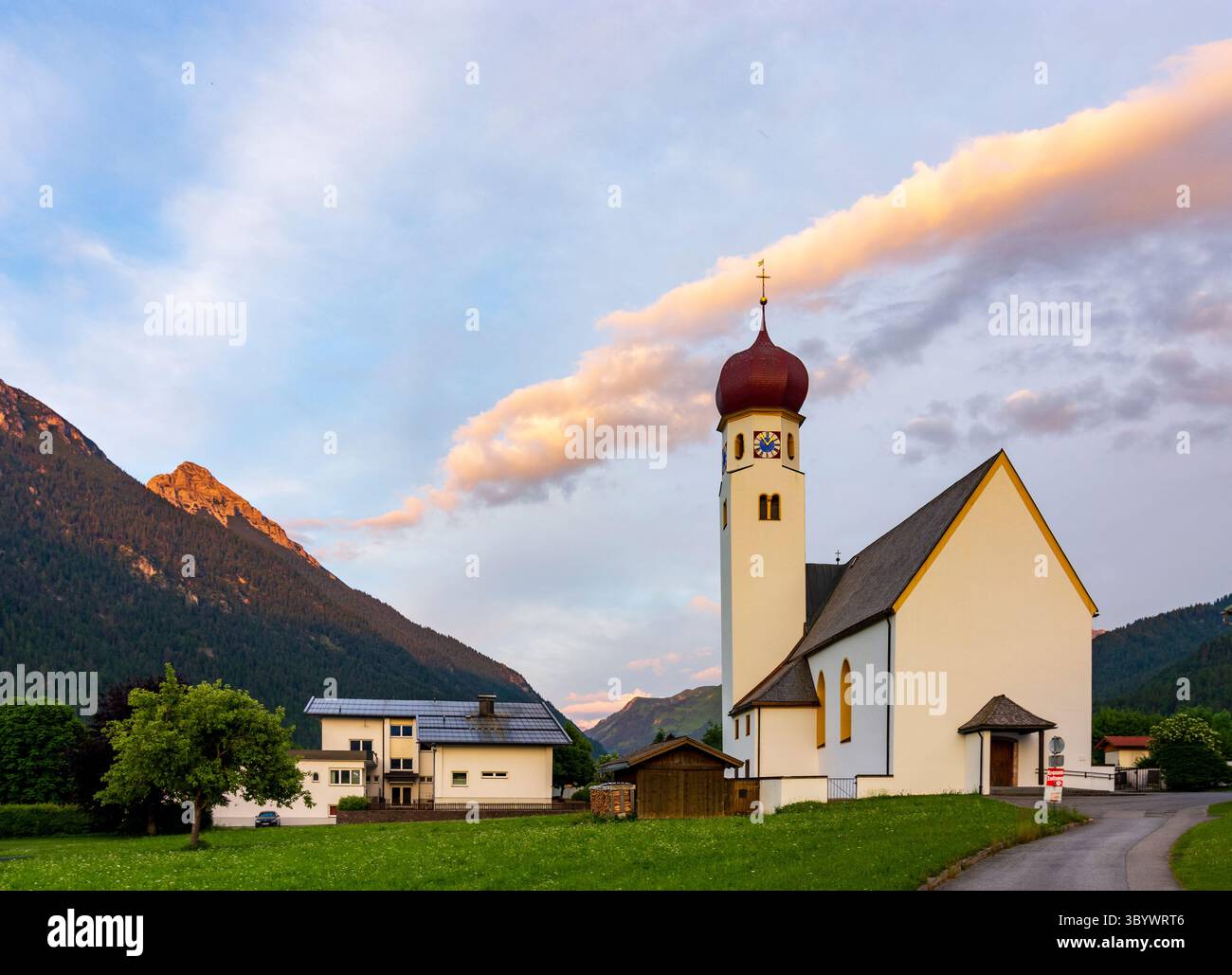 Heiterwang: Villaggio e chiesa Heiterwang in Tiroler Zugspitz Arena, Tirolo, Austria Foto Stock