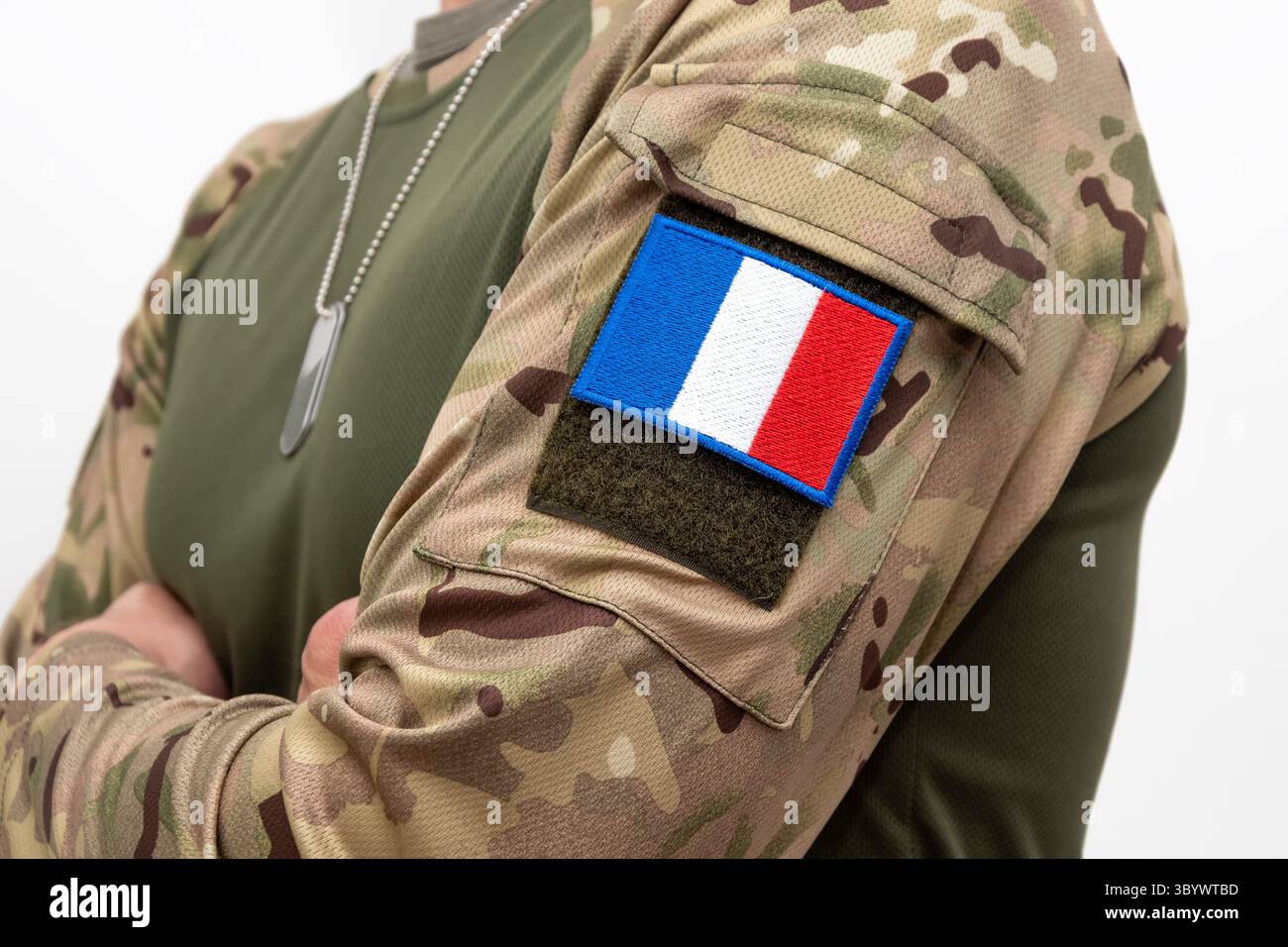 Soldato francese in uniforme con stemmi mimetici e identificativi su sfondo bianco Foto Stock