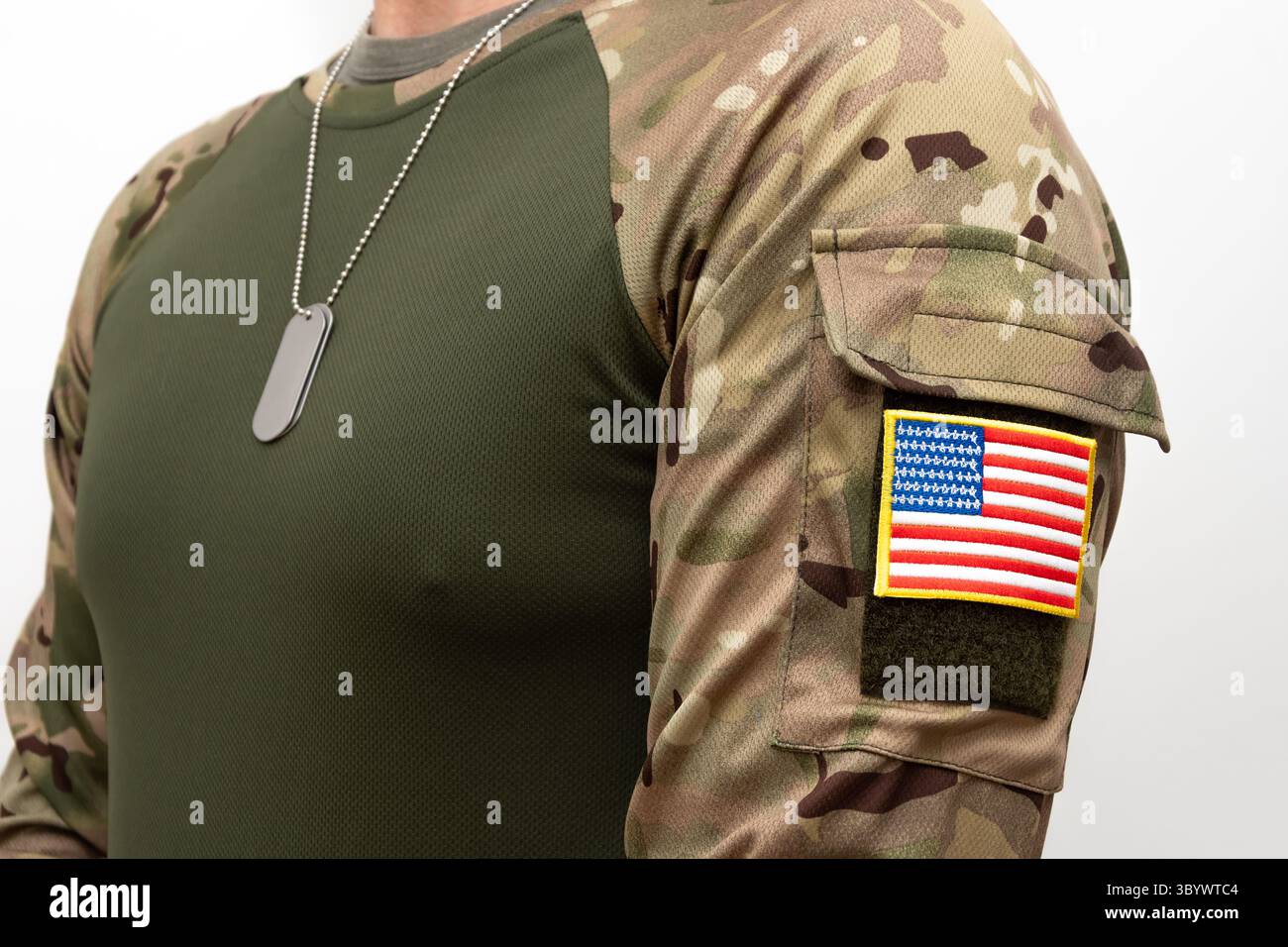 Soldato in abbigliamento militare con la patch della bandiera degli Stati Uniti e le targhette per cani dell'esercito sul petto Foto Stock