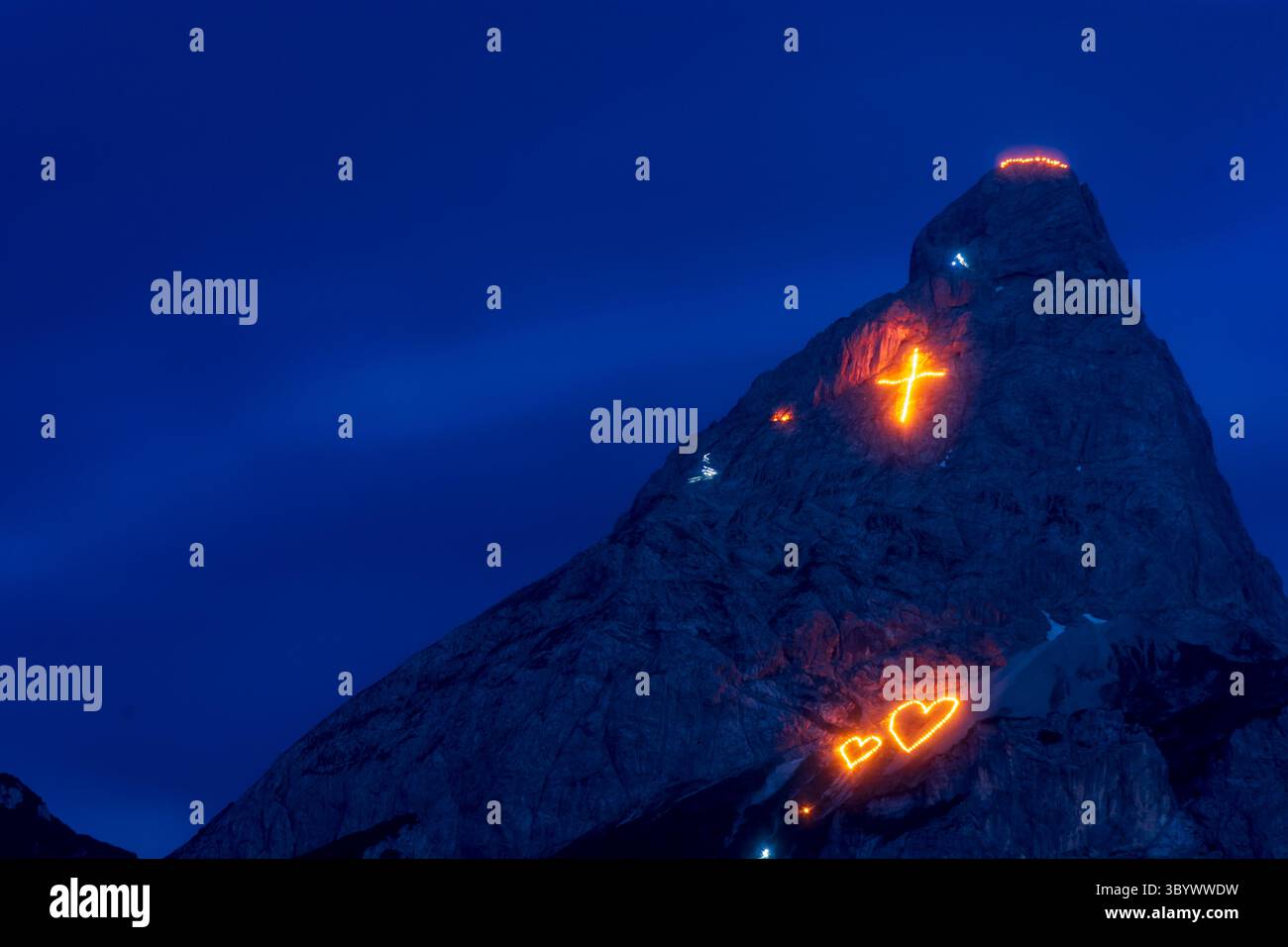 Ehrwald: Bergfeuer Ehrwald (fuochi di montagna), vista sul monte Ehrwalder Sonnenspitze: Ogni anno nel fine settimana intorno al giorno di San Giovanni (solstizio d'estate) Foto Stock
