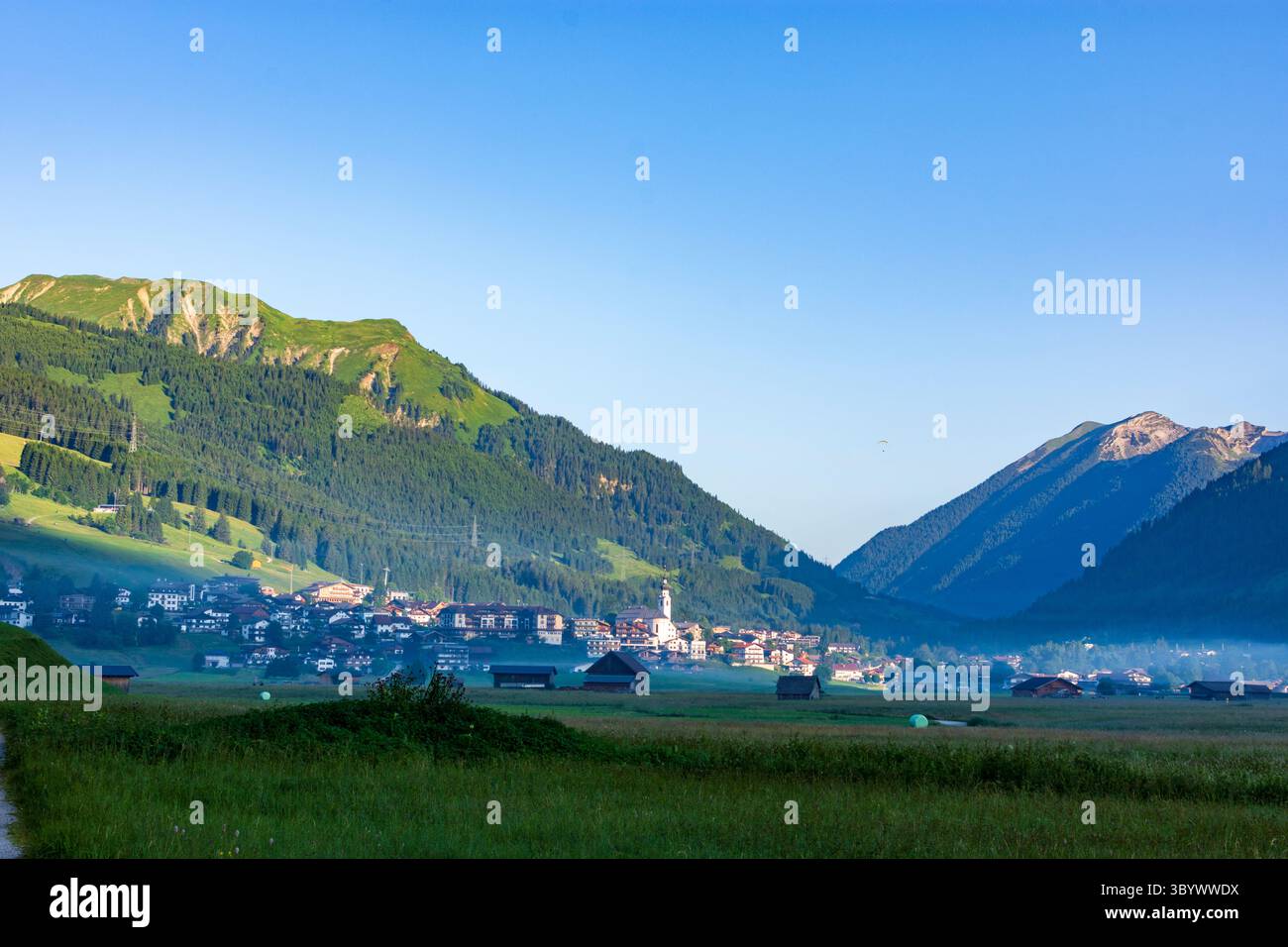 Lermoos: Villaggio e chiesa Lermoos, prato, capannoni in Tiroler Zugspitz Arena, Tirolo, Tirolo, Austria Foto Stock