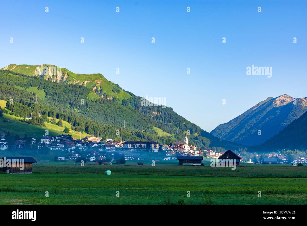 Lermoos: Villaggio e chiesa Lermoos, prato, capannoni in Tiroler Zugspitz Arena, Tirolo, Tirolo, Austria Foto Stock