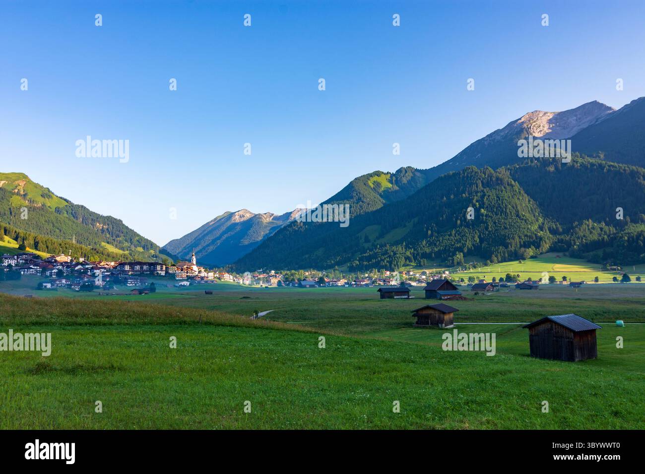 Lermoos: Villaggio e chiesa Lermoos, prato, capannoni in Tiroler Zugspitz Arena, Tirolo, Tirolo, Austria Foto Stock