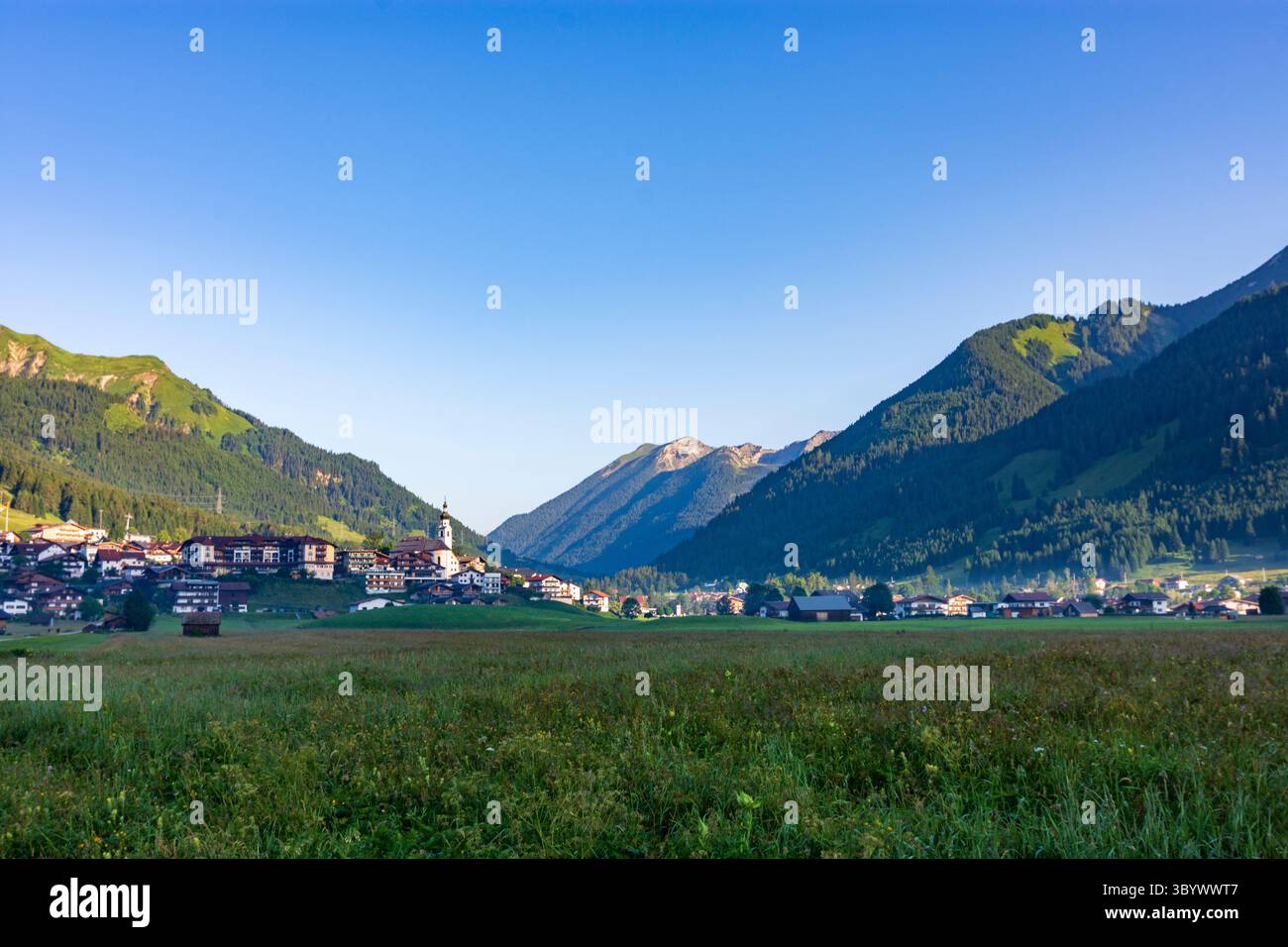 Lermoos: Villaggio e chiesa Lermoos, prato in Tiroler Zugspitz Arena, Tirolo, Austria Foto Stock