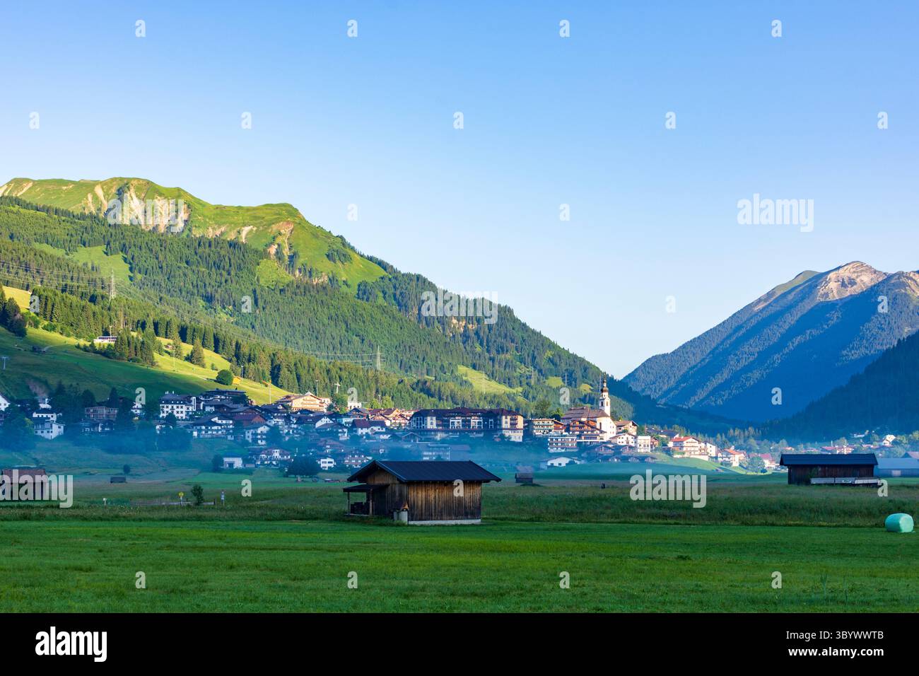 Lermoos: Villaggio e chiesa Lermoos, prato, capannoni in Tiroler Zugspitz Arena, Tirolo, Tirolo, Austria Foto Stock