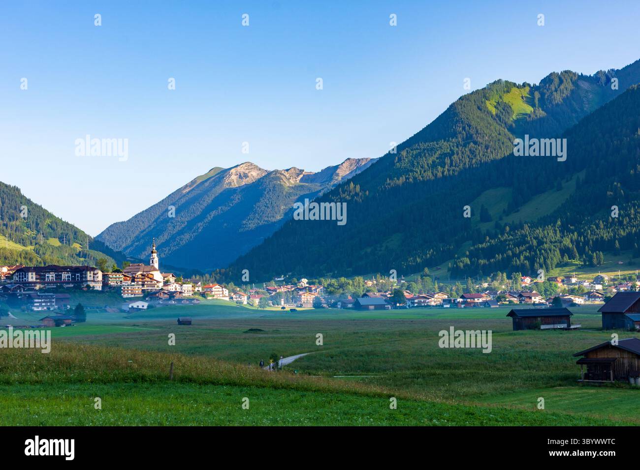 Lermoos: Villaggio e chiesa Lermoos, prato, capannoni in Tiroler Zugspitz Arena, Tirolo, Tirolo, Austria Foto Stock
