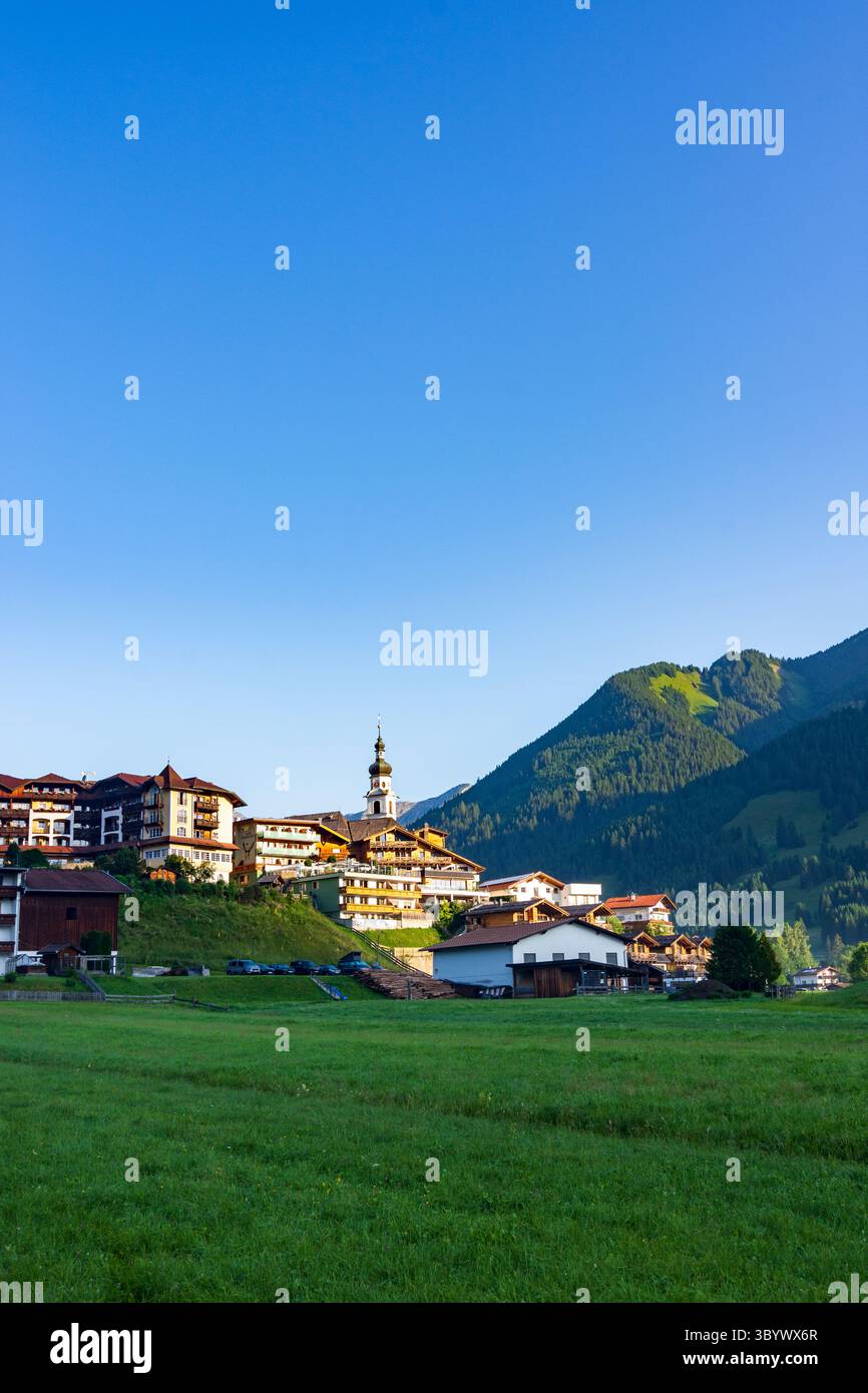 Lermoos: Villaggio e chiesa Lermoos, prato in Tiroler Zugspitz Arena, Tirolo, Austria Foto Stock