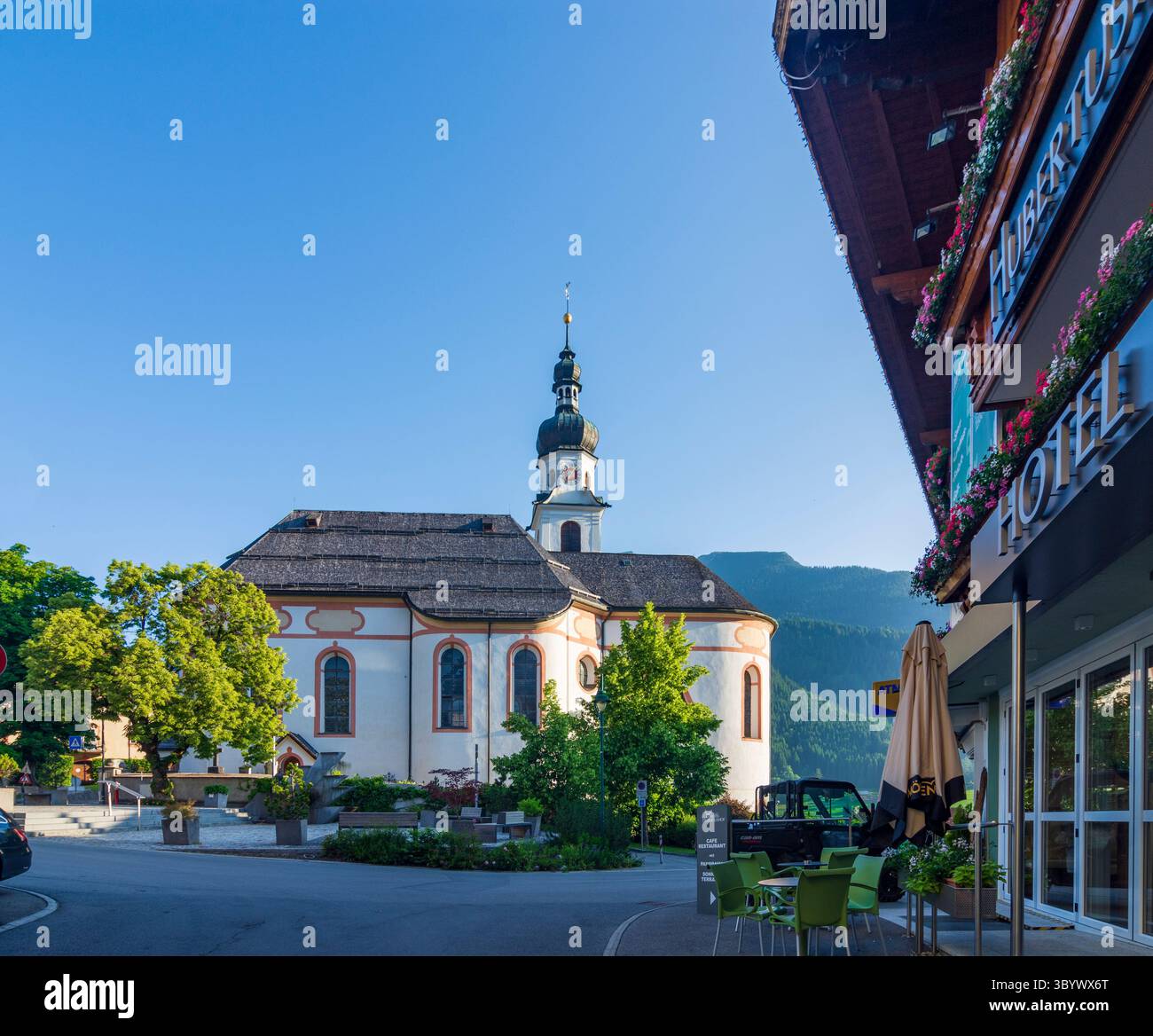Lermoos: Villaggio e chiesa Lermoos in Tiroler Zugspitz Arena, Tirolo, Austria Foto Stock