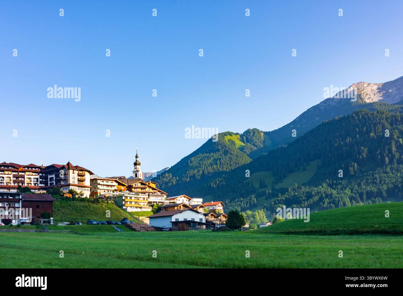 Lermoos: Villaggio e chiesa Lermoos, prato in Tiroler Zugspitz Arena, Tirolo, Austria Foto Stock