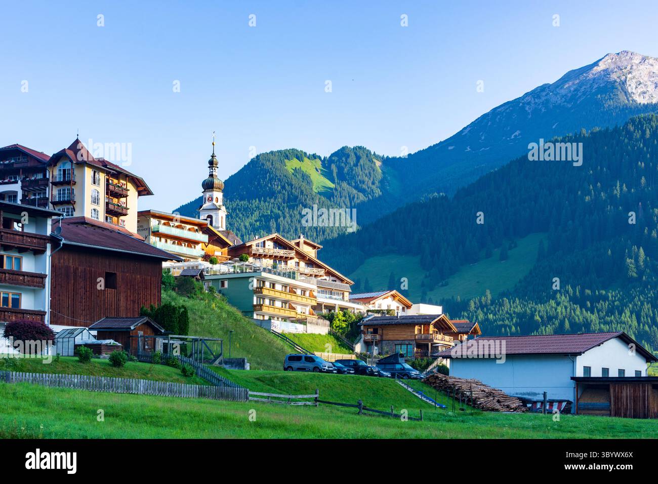 Lermoos: Villaggio e chiesa Lermoos, prato, capannoni in Tiroler Zugspitz Arena, Tirolo, Tirolo, Austria Foto Stock