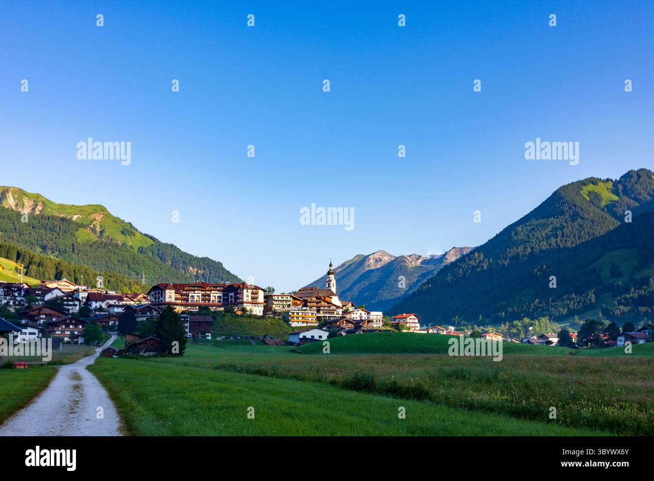 Lermoos: Villaggio e chiesa Lermoos, prato in Tiroler Zugspitz Arena, Tirolo, Austria Foto Stock