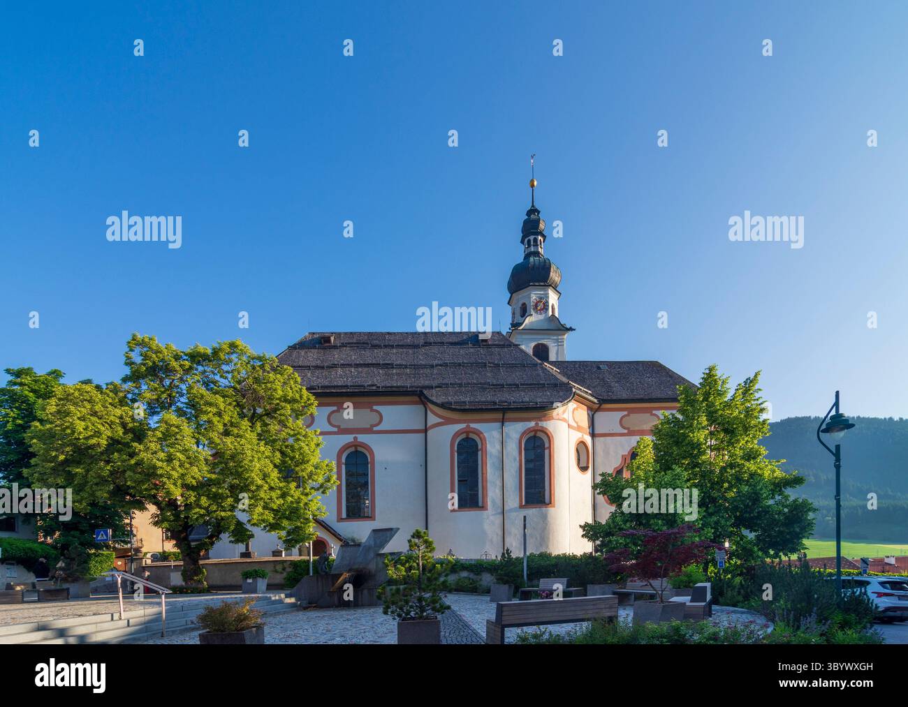 Lermoos: Villaggio e chiesa Lermoos in Tiroler Zugspitz Arena, Tirolo, Austria Foto Stock