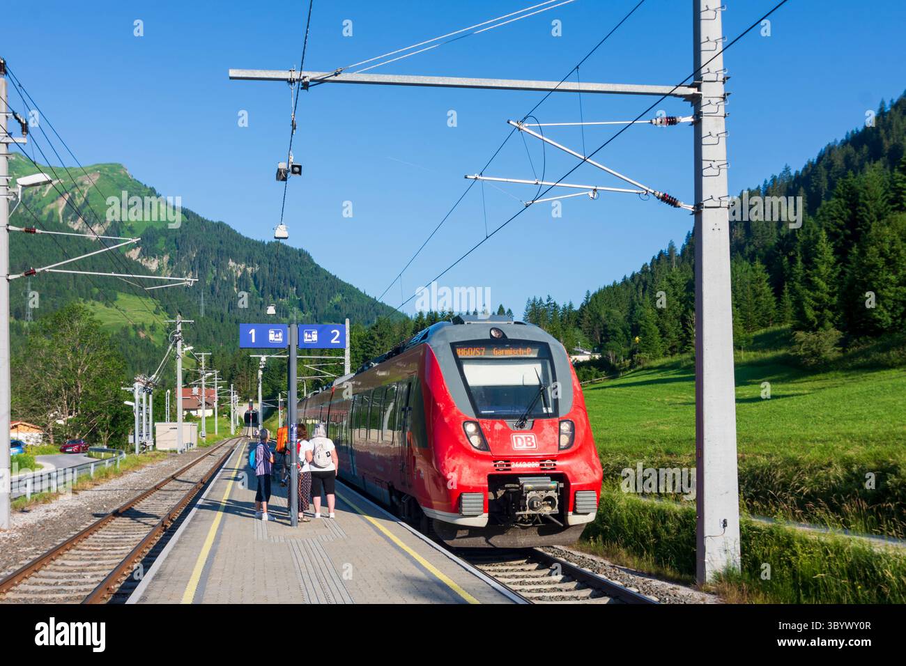 Lermoos: Stazione ferroviaria di Lermoos, treno locale di DB Regio a Tiroler Zugspitz Arena, Tirolo, Tirolo, Austria Foto Stock