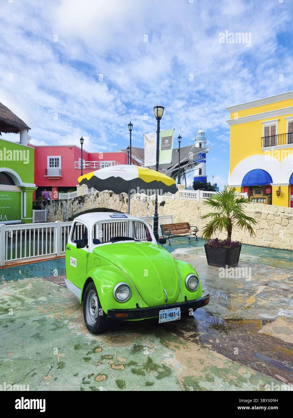 Messico, Cancun, 10 dicembre 2023, la Isla, vecchia Volkswagen verde Foto Stock