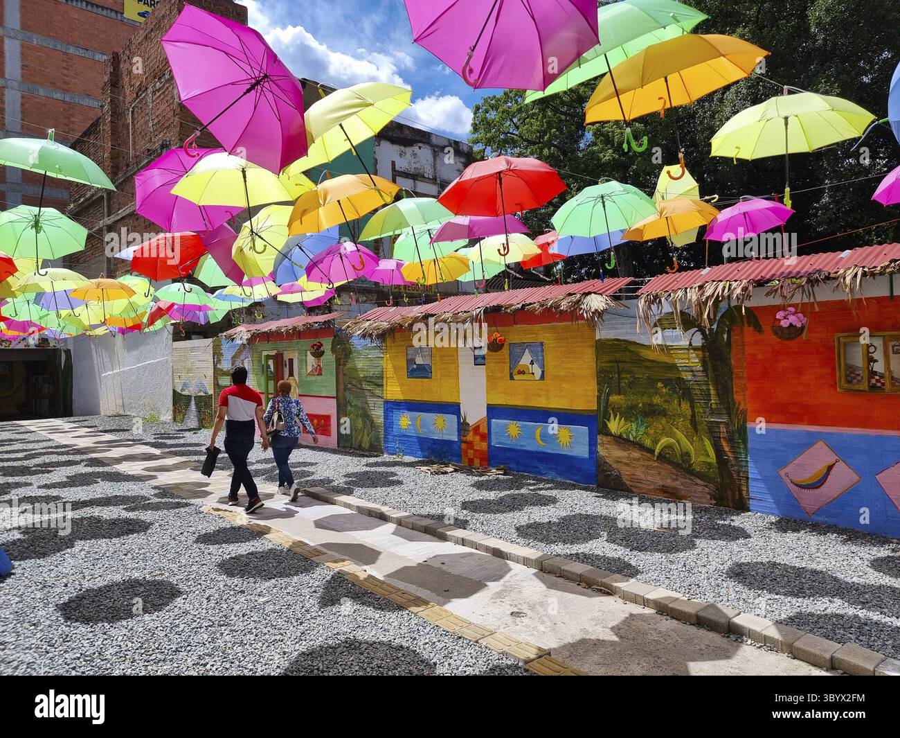 Colombia, Medellin, 5 maggio 2023, parete decorata all'ingresso del mercato dell'artigianato di Junin Walk Foto Stock