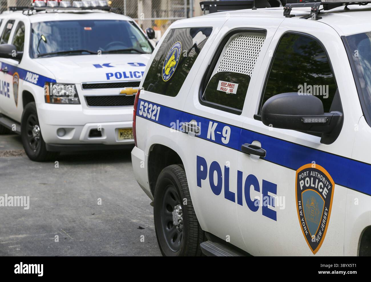 New York City, USA - 19 maggio 2014: Due unità K-9 della polizia di Port Authority vicino al monumento commemorativo del 9/11 Foto Stock
