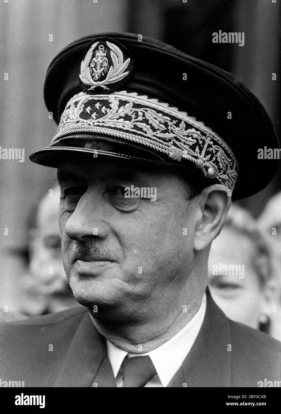 01 aprile 1965 - Londra, Inghilterra, Regno Unito - PHILIPPE DE GAULLE (Parigi, 28 dicembre 1921) è un politico e ammiraglio francese. Figlio del generale Charles de Gaulle, è un ex senatore [1] ed è stato ispettore generale della Marina francese. Sposò Henriette Montalambert de CERs nel 1947 ed ebbe quattro figli: Dr. Charles de Gaulle (1948-), Yves de Gaulle e Pierre de Gaulle (Credit Image: © Keystone Press Agency/ZUMA Press Wire) Foto Stock