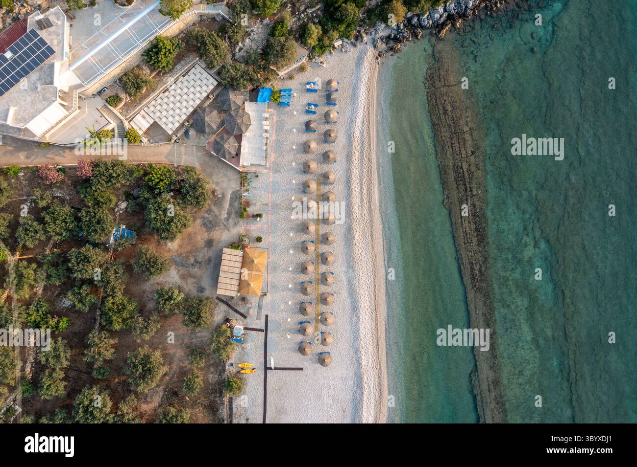 Vista aerea di una spiaggia in Grecia vicino a Tyros con sedie e ombrelloni Foto Stock