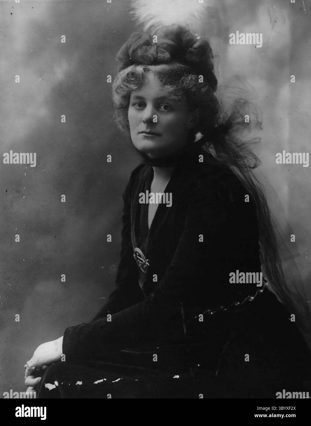 09 dicembre 1957 - Irlanda - Maude gonne McBride, seguace di De Valeras per la libertà irlandese. (Immagine di credito: © Keystone Press Agency/ZUMA Press Wire) Foto Stock