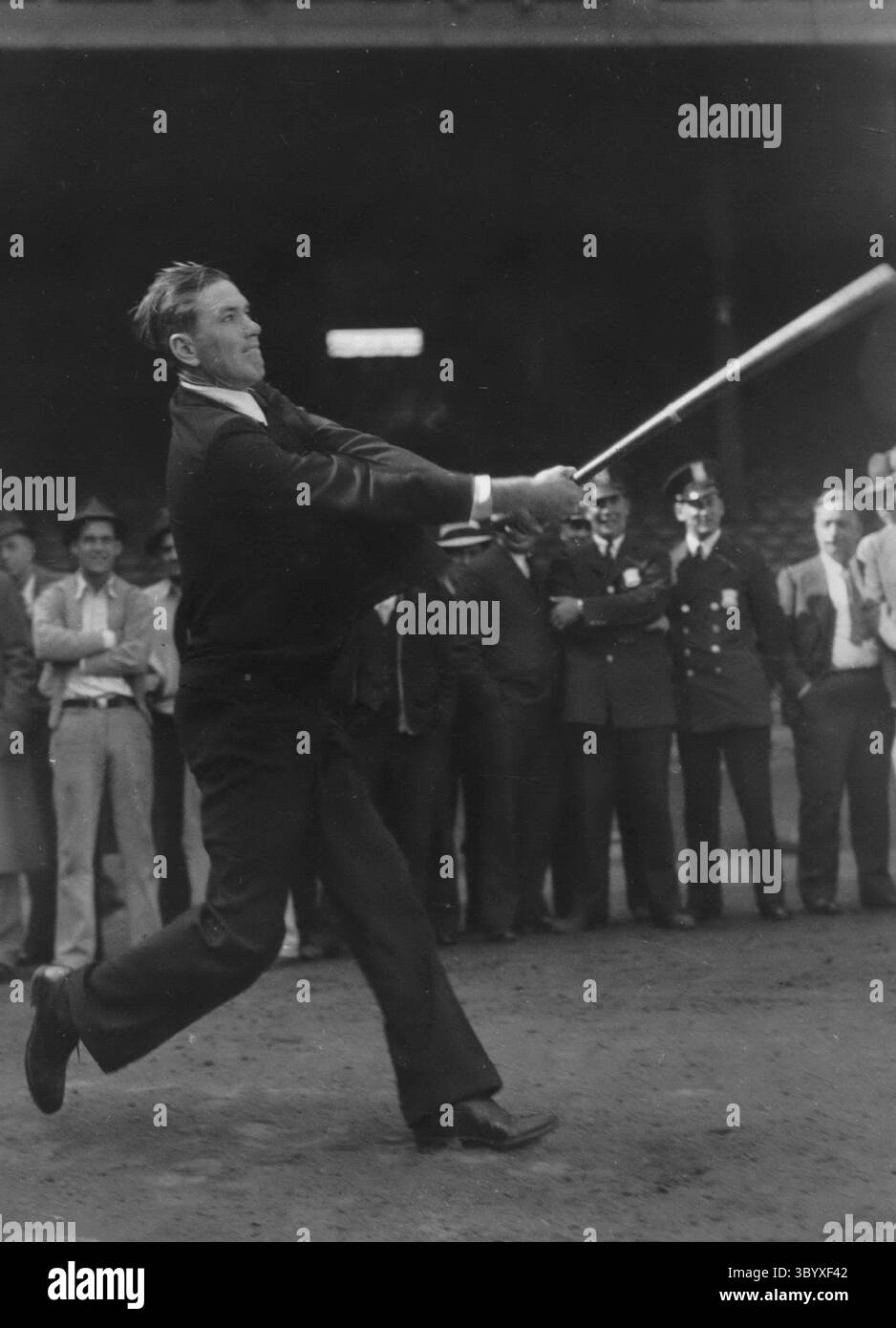 9 dicembre 1957 - piccole pratiche improvvisate per ''Dizzy'': Arrivo a Detroit 2 ottobre per le World Series con i Detroit's Tigers, ''Dizzy'' Dean, Ace St. Louis Cardinal Pitcher, non vedeva l'ora di indossare la sua uniforme prima di salire sul campo per un po' di allenamento di battuta. Le vertigini sono mostrate qui, che li fanno uscire dal lotto. (Immagine di credito: © Keystone Press Agency/ZUMA Press Wire) Foto Stock