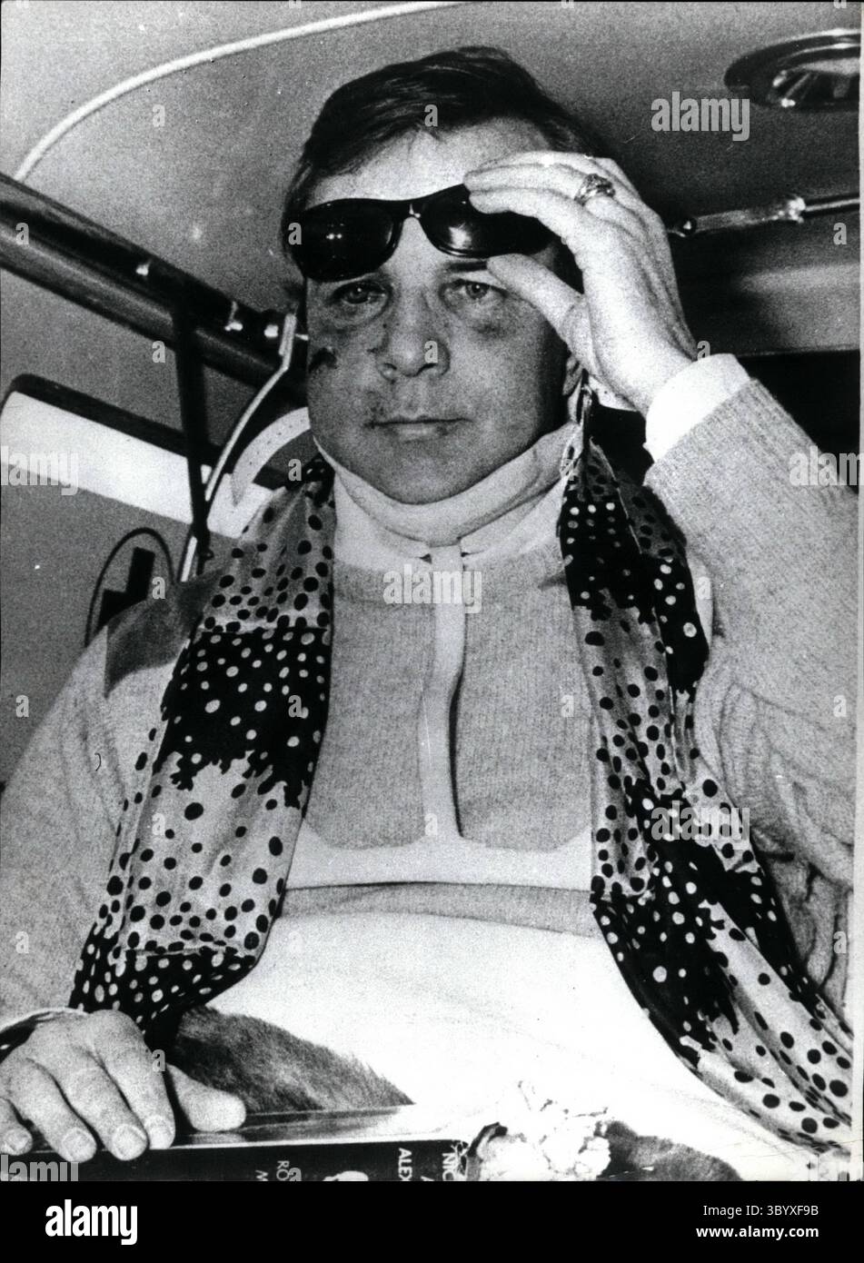 9 dicembre 1965 - il Direttore Franco Zeffirelli visto all'arrivo nella clinica Salvator Mundio. Zeffirelli, il regista del film Romeo e Giulietta ferito nell'incidente con G. Lollobrigida e ricoverato a Orvieto, vicino alla scena dell'incidente, è stato ricoverato oggi nella clinica Salvator Mundi a Roma. (Immagine di credito: © Keystone Press Agency/ZUMA Press Wire) Foto Stock