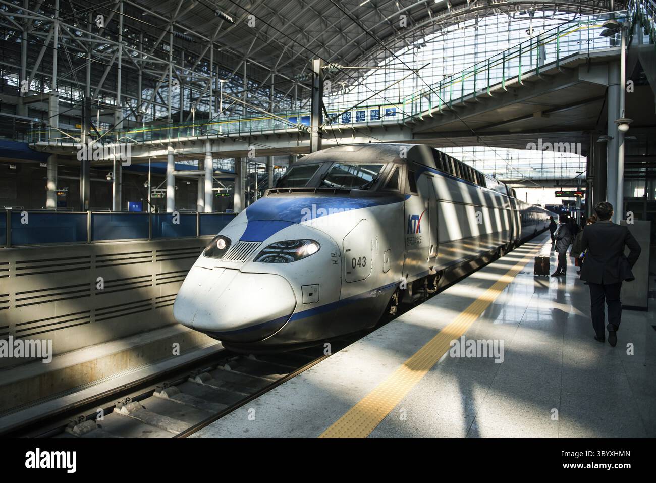 Gwangmyeong-si, Corea del Sud - 2 novembre 2016: I treni ad alta velocità (KTX) e Korail fermano alla stazione di Seoul in Corea del Sud Foto Stock