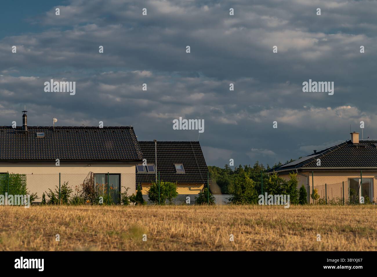 Nuove case nel centro della città di Boemia con il colore del tramonto nella città di Bustehrad CZ 07 18 2025 Foto Stock