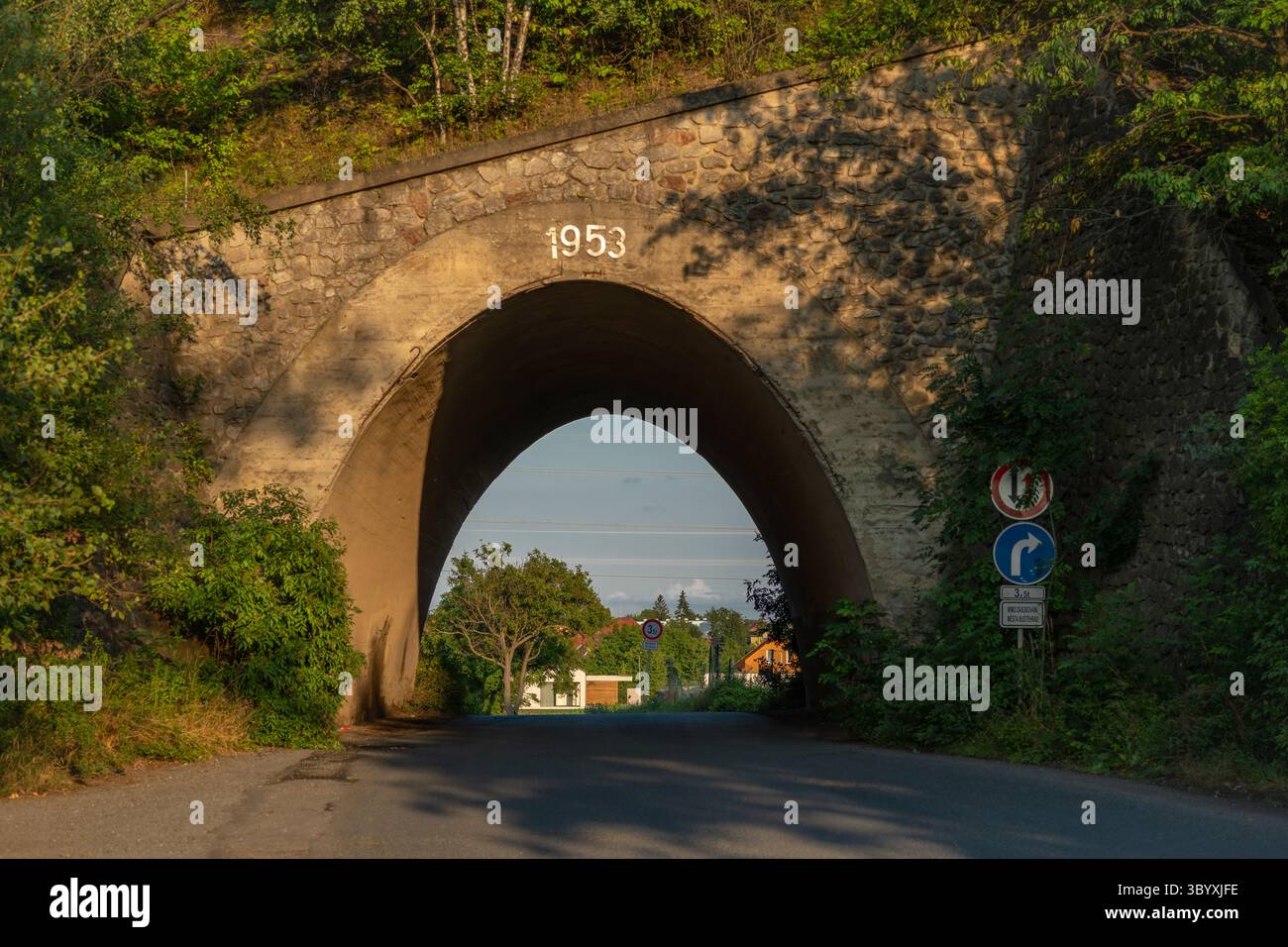 Ponte vecchio nella città centrale della Boemia con il colore del tramonto nella città di Bustehrad CZ 07 18 2025 Foto Stock