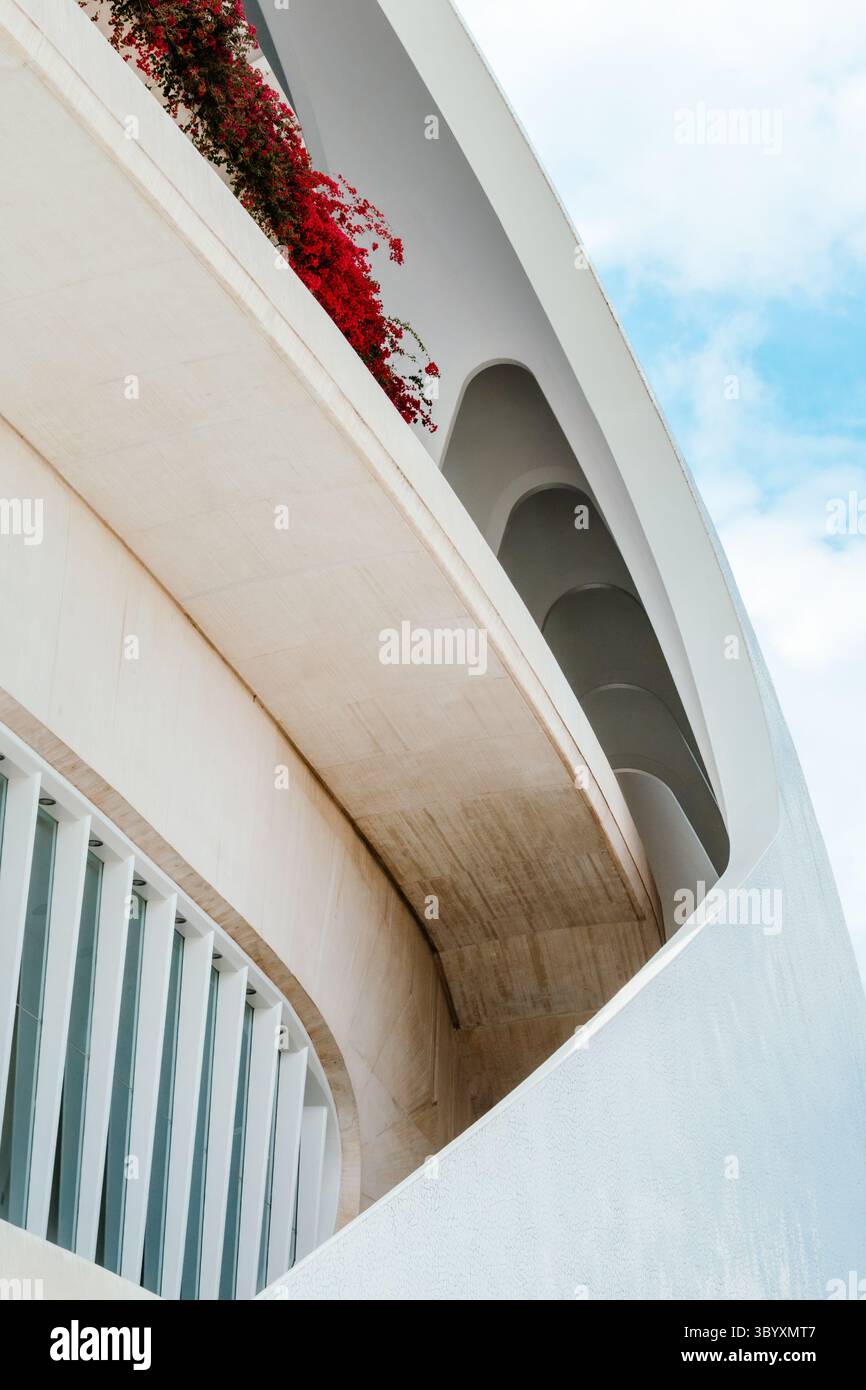 Valencia, Spagna - 7 maggio 2023: Centro artistico Reina Sofia a Valencia con forti forme geometriche, finestre verticali e fiori rossi sul balcone Foto Stock