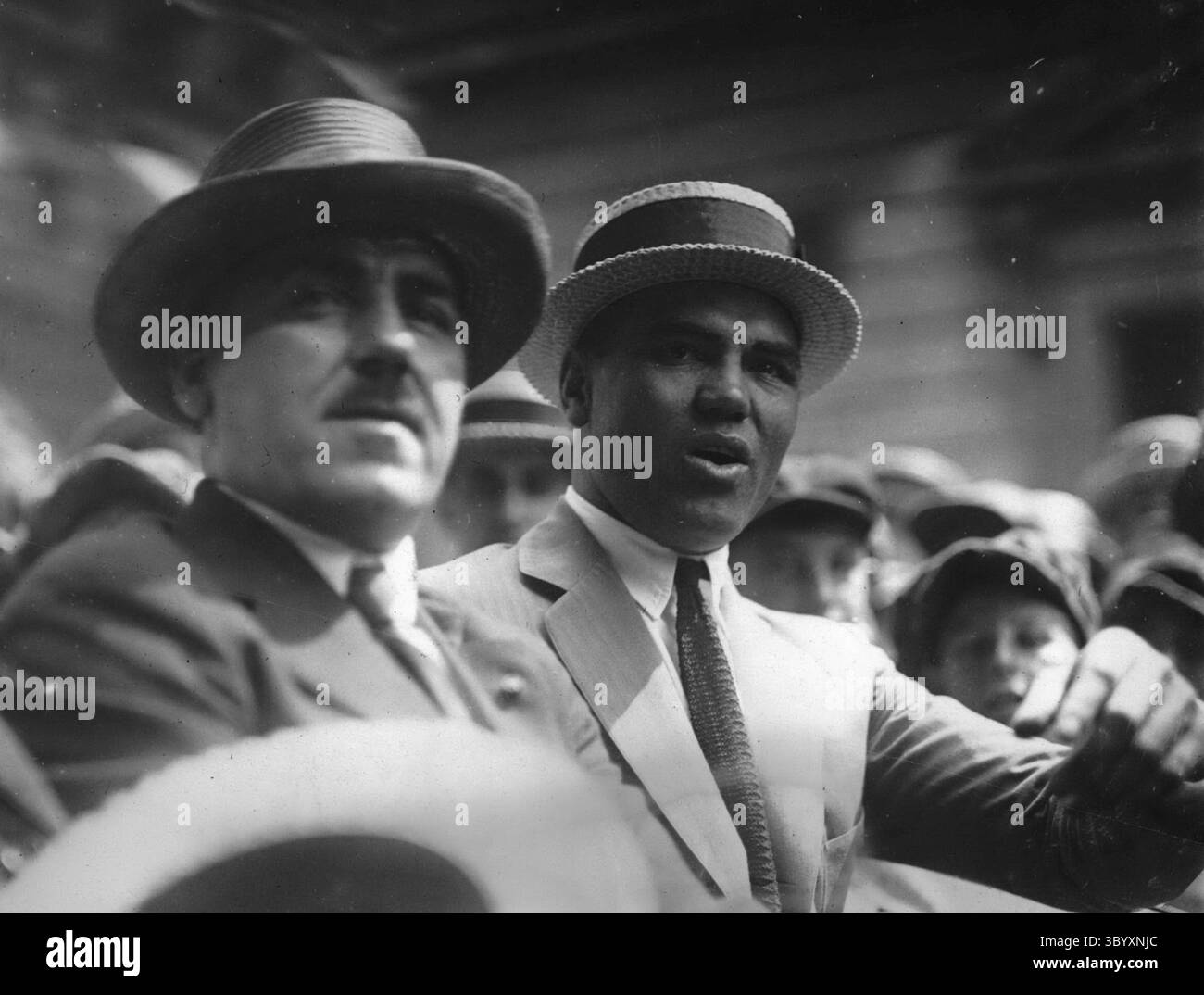 15 dicembre 1957 - King of Heavyweight visita Boston Photo mostra Jack Dempsey, campione del mondo dei pesi massimi, con il sindaco ad interim David J. Brickley di Boston nell'auto di Jack di fronte al municipio di Boston, Massachusetts, dove il detentore del titolo dei pesi massimi è in visita agli amici. (Immagine di credito: © Keystone Press Agency/ZUMA Press Wire) Foto Stock