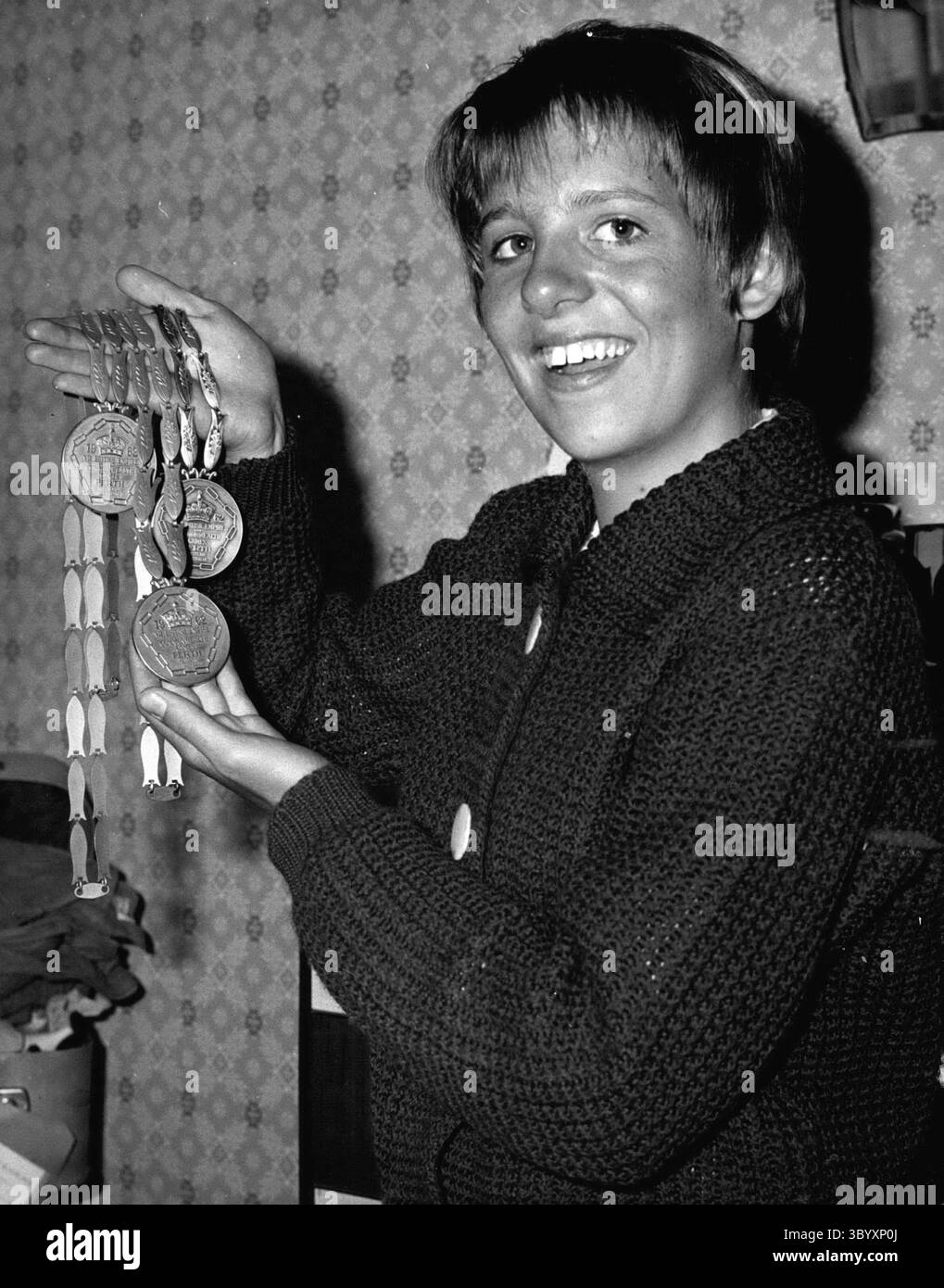 15 dicembre 1968 - il nuotatore britannico "Golden Girl", 15 anni, arriva a casa: Torna a casa a Sydenham Hill, Londra, è la meravigliosa nuotatrice britannica Linda Ludgrove, vincitrice di due medaglie d'oro e di un argento nell'Impero britannico e Commonweath Games a Perth in Australia. La foto mostra Linda ritratta con due medaglie d'oro e una d'argento nella sua casa di Sydenham. (Immagine di credito: © Keystone Press Agency/ZUMA Press Wire) Foto Stock