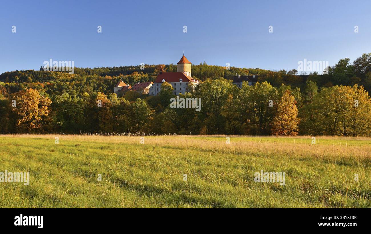 Splendido paesaggio autunnale con il Castello di Veveri. Paesaggio naturale colorato con tramonto. Brno Dam-Repubblica ceca-Europa, Brno, Repubblica ceca-Europa Foto Stock