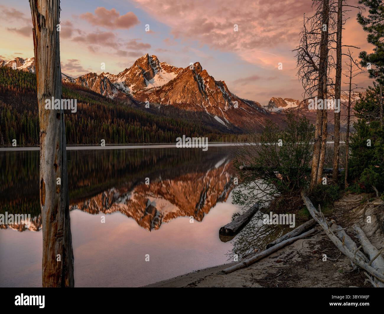 Splendida riflessione sulle montagne all'alba Foto Stock