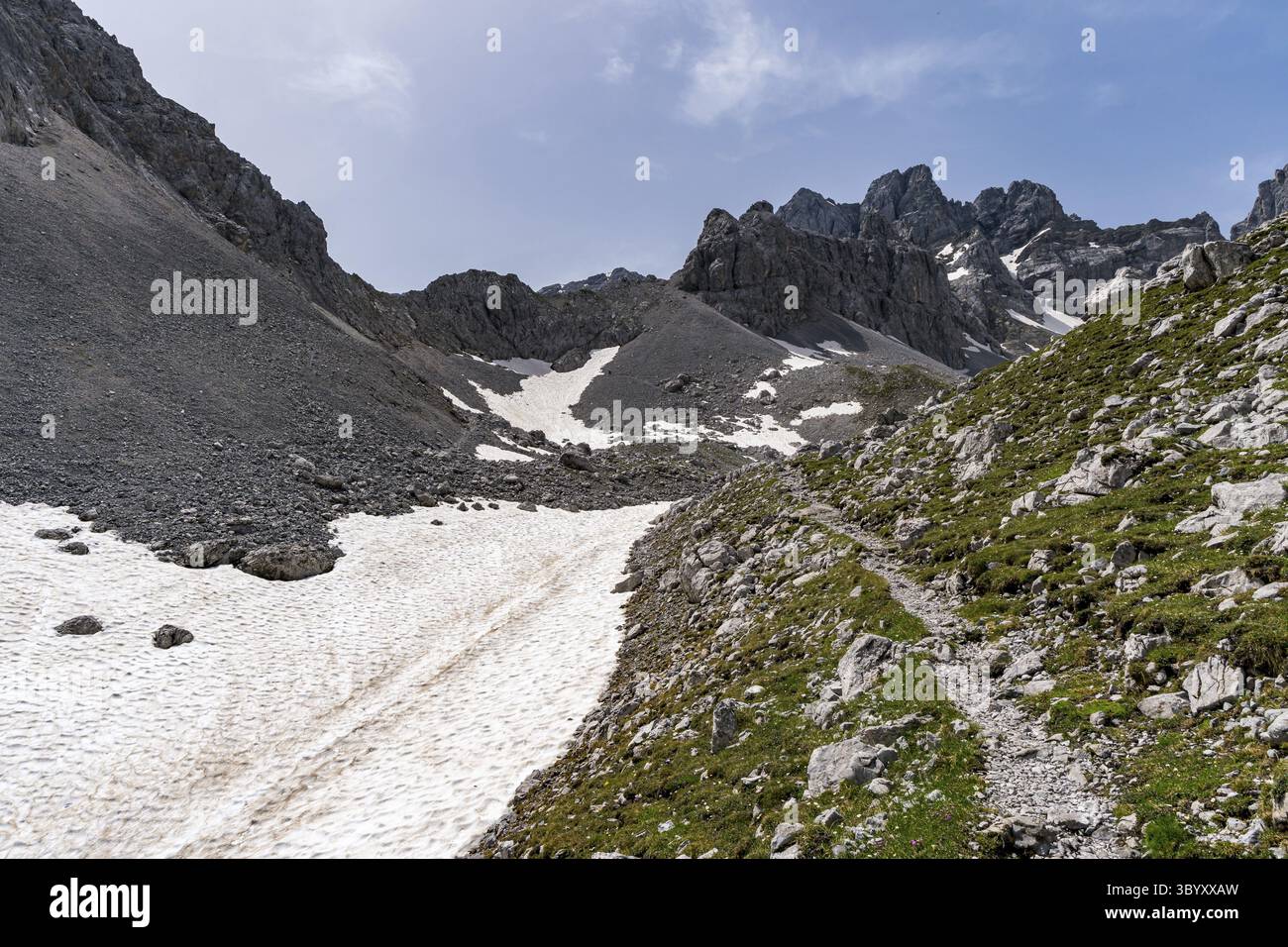 Tour in montagna al Vorderer Drachenkopf nelle montagne Mieminger vicino a Ehrwald nella Tiroler Zugspitz Arena Foto Stock