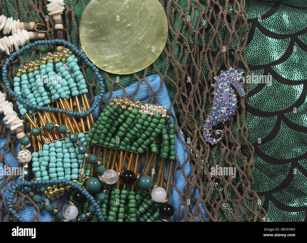 Meerjungfrau Mode mit Schmuck und Angeln Netz schliessen Foto Stock