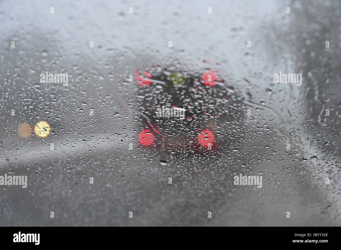 Stagione invernale pericolosa con neve su strada. L'interno della vettura dal punto di vista del conducente - traffico pericoloso in condizioni meteorologiche avverse Foto Stock