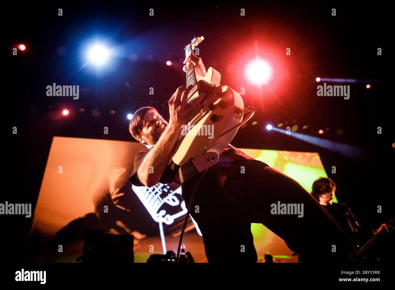 13 aprile 2019 - Tilburg, Paesi Bassi - Paesi Bassi, Tilburg - 13 aprile 2019. La rock band americana Cave in esegue un concerto dal vivo durante il festival metal olandese Roadburn Festival 2019 a Tilburg. Qui il chitarrista Adam McGrath viene visto dal vivo sul palco. (Credito fotografico: Gonzales Photo - Peter Troest) (credito immagine: © Peter Troest/Gonzales Photo via ZUMA Press) Foto Stock