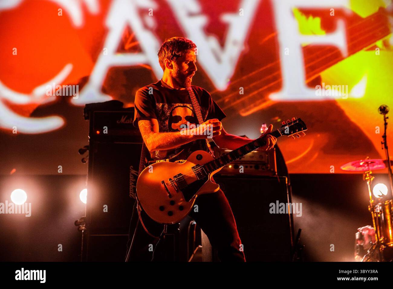 13 aprile 2019 - Tilburg, Paesi Bassi - Paesi Bassi, Tilburg - 13 aprile 2019. La rock band americana Cave in esegue un concerto dal vivo durante il festival metal olandese Roadburn Festival 2019 a Tilburg. Qui il chitarrista Adam McGrath viene visto dal vivo sul palco. (Credito fotografico: Gonzales Photo - Peter Troest) (credito immagine: © Peter Troest/Gonzales Photo via ZUMA Press) Foto Stock