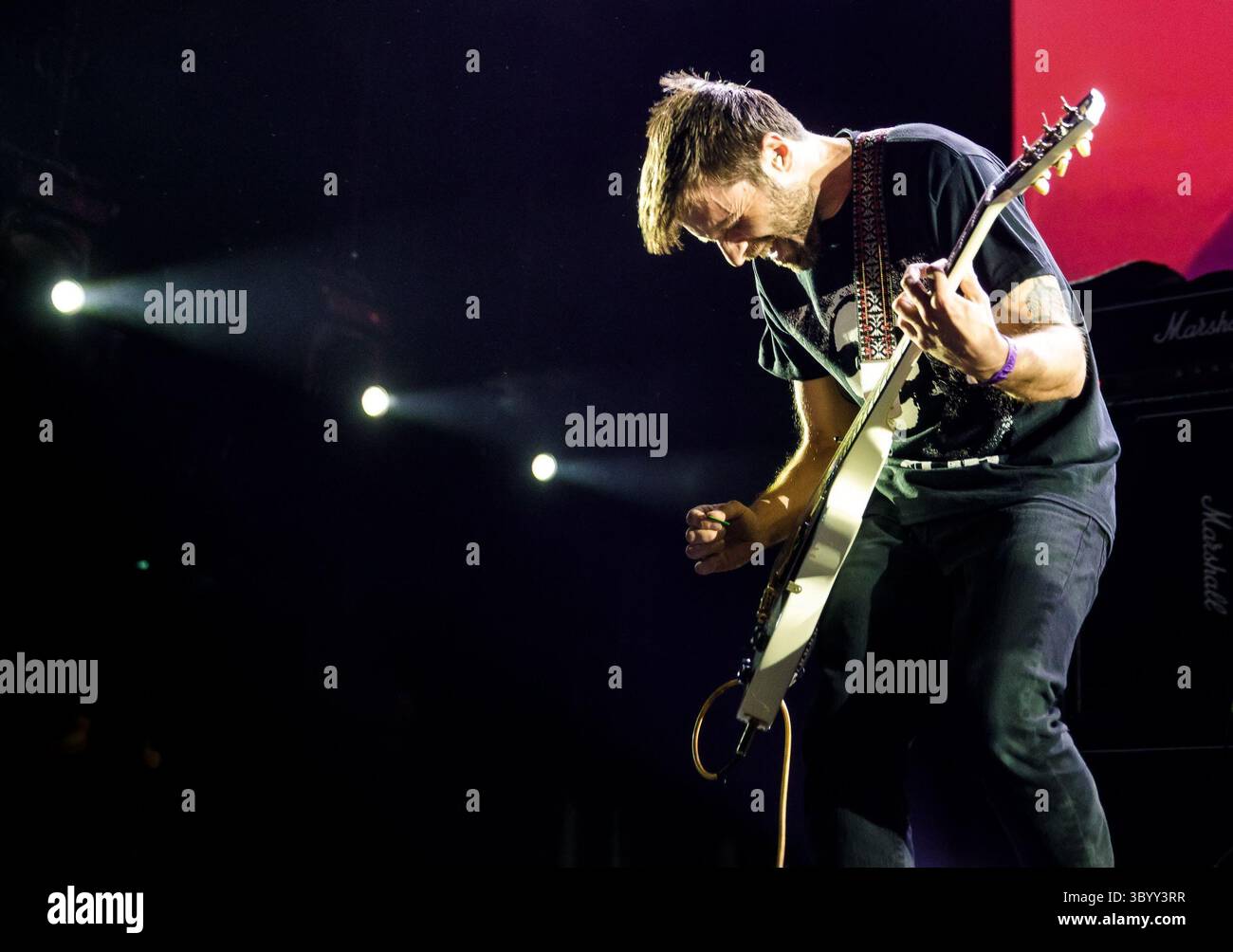 13 aprile 2019 - Tilburg, Paesi Bassi - Paesi Bassi, Tilburg - 13 aprile 2019. La rock band americana Cave in esegue un concerto dal vivo durante il festival metal olandese Roadburn Festival 2019 a Tilburg. Qui il chitarrista Adam McGrath viene visto dal vivo sul palco. (Credito fotografico: Gonzales Photo - Peter Troest) (credito immagine: © Peter Troest/Gonzales Photo via ZUMA Press) Foto Stock