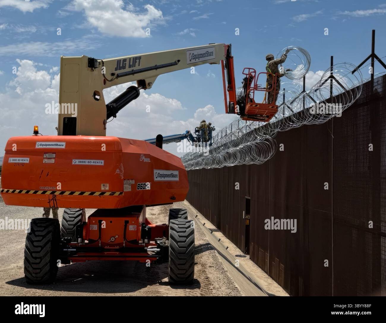 El Paso, Stati Uniti. 3 luglio 2025. I soldati dell'esercito degli Stati Uniti assegnati al 642nd Engineer Support Company, 41st Engineer Battalion, sotto Joint Task Force-Southern Border, installano filo a concertina lungo il muro di barriera del confine meridionale, il 3 luglio 2025 vicino a El Paso, Texas. I soldati sono stati inviati al confine dal presidente Trump a sostegno dell'agenzia statunitense per la dogana e la protezione delle frontiere. Credito: US Army/US Army Photo/Alamy Live News Foto Stock