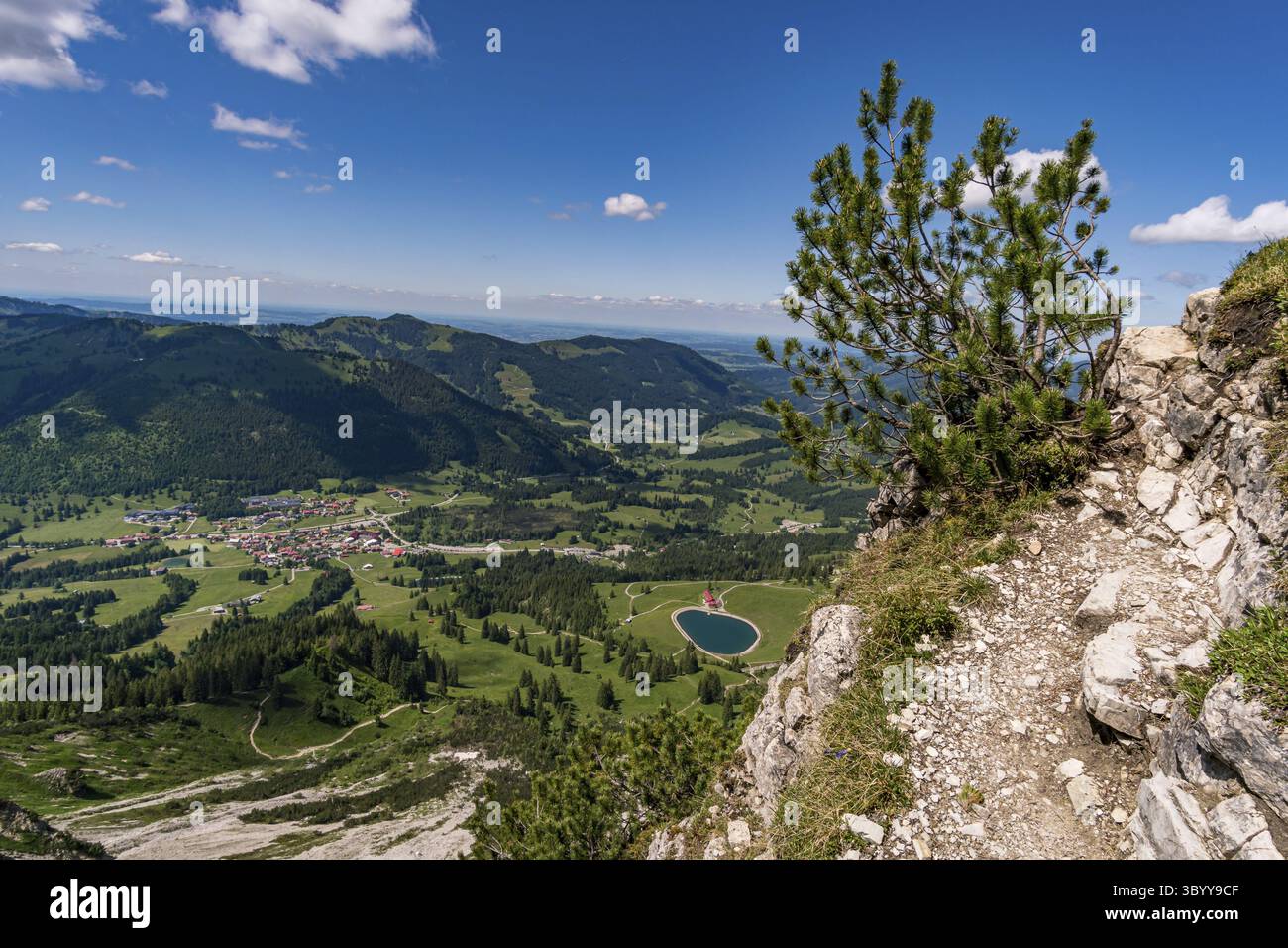 Arrampicandosi sulla Via Ferrata di Edelrid fino alla cima di Iseler nei pressi di Oberjoch Bad Hindelang nei monti Allgau Foto Stock