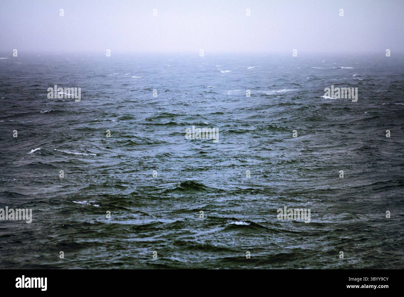 Mare di Kara (bacino dell Oceano Artico) in alta artico (Novaya Zemlya arcipelago). Il vecchio nome del Mare di Kara - cantina di ghiaccio, ma ora nessun ghiaccio Foto Stock