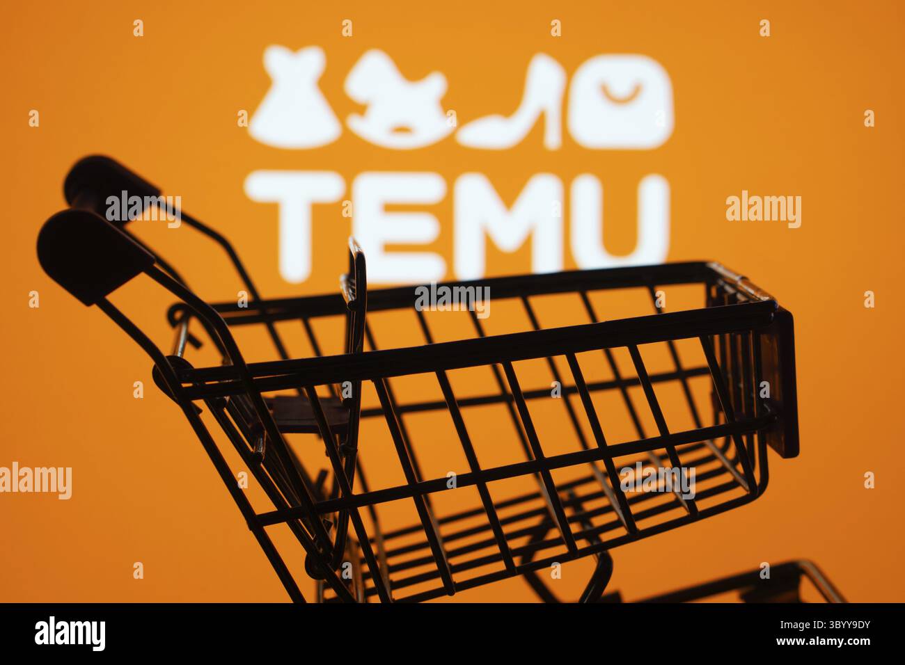 Dhaka, Bangladesh - 3 luglio 2025: Silhouette di un carrello davanti al logo Temu, simbolo dell'e-commerce e dello shopping online Foto Stock