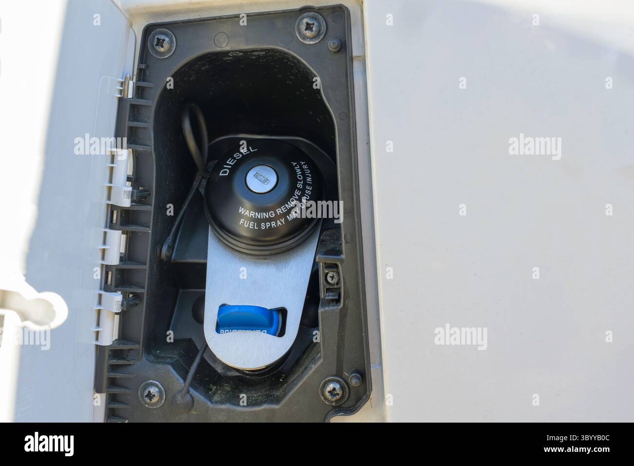 I veicoli alimentati con carburante diesel devono essere riforniti con una certa quantità di additivo urea. Per il serbatoio non sigillato della soluzione di urea è presente un Safet Foto Stock