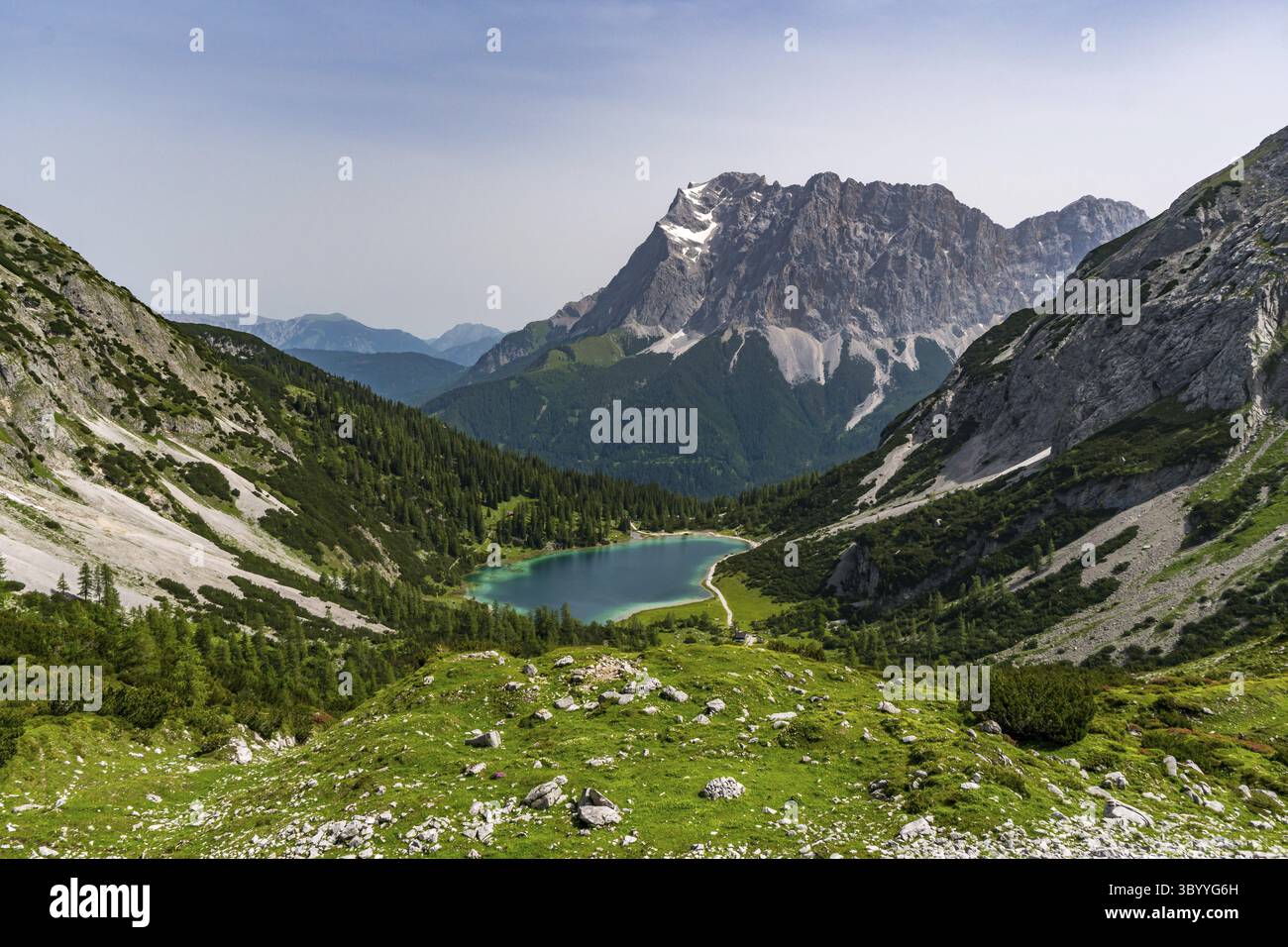 Tour in montagna al Vorderer Drachenkopf nelle montagne Mieminger vicino a Ehrwald nella Tiroler Zugspitz Arena Foto Stock