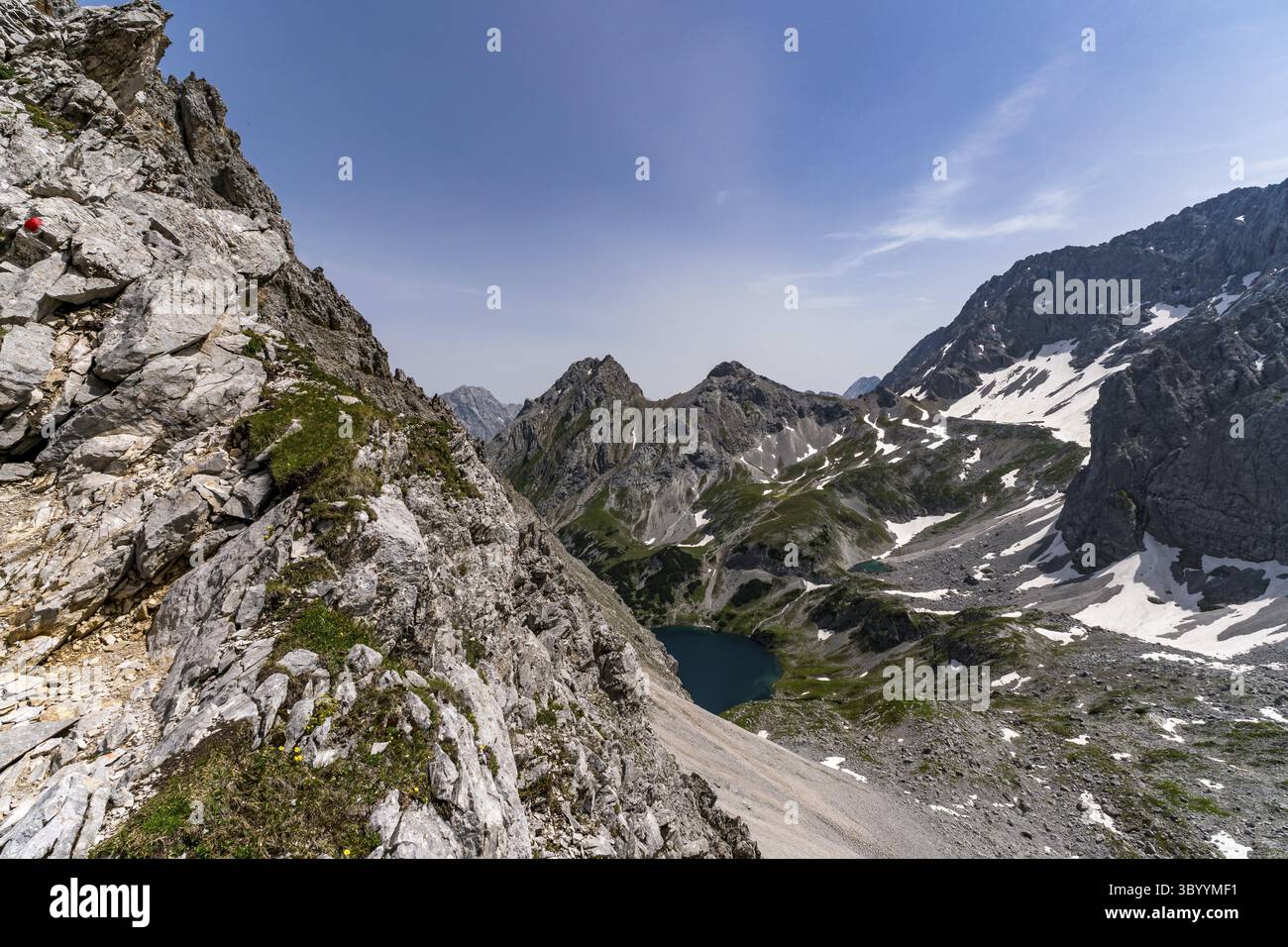 Tour in montagna al Vorderer Drachenkopf nelle montagne Mieminger vicino a Ehrwald nella Tiroler Zugspitz Arena Foto Stock