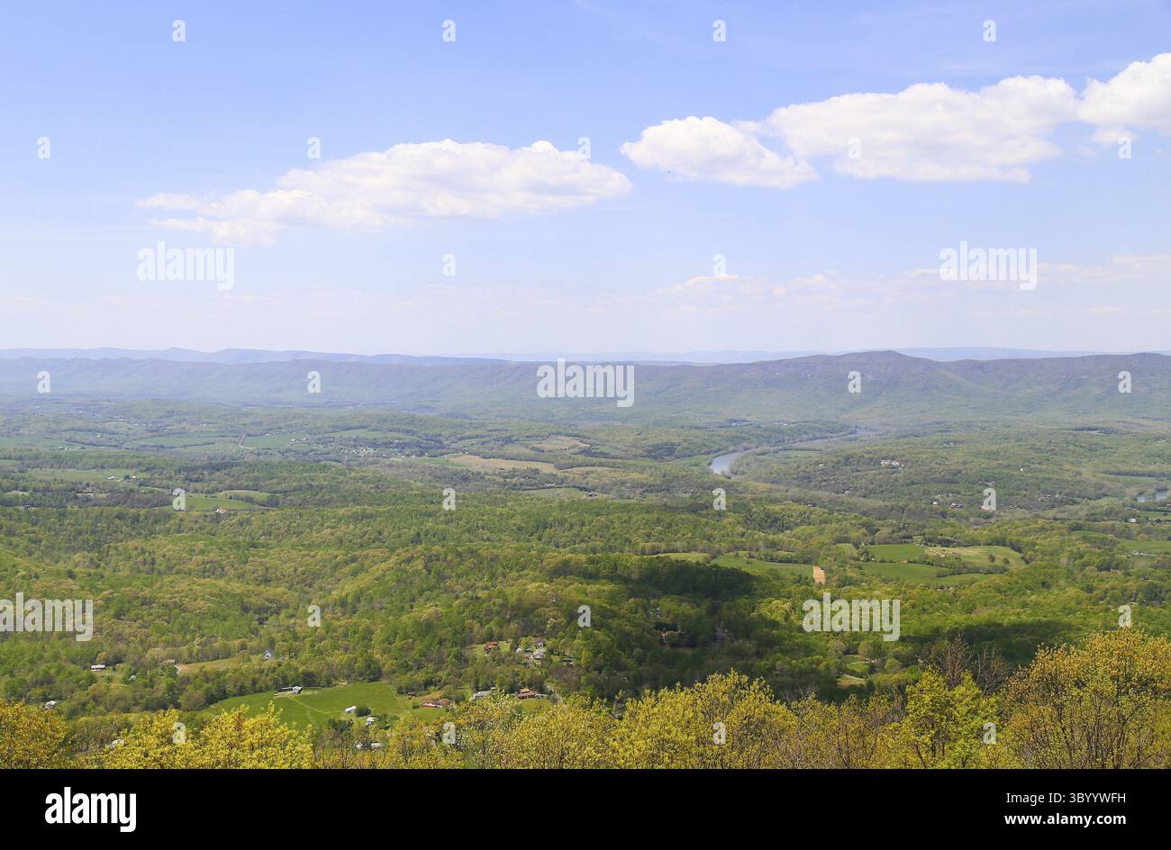 Vista panoramica delle Blue Ridge Mountains dallo Skyline Drive in Virginia con il fiume Shenandoah sul retro, Front Royal, USA Foto Stock