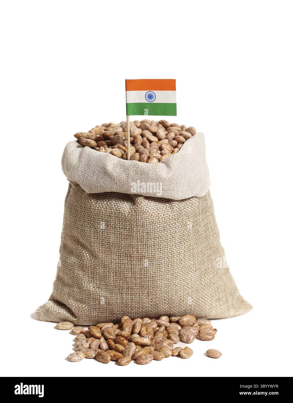 Sacco di branco di fagioli di Pinto con bandiera dell'India su sfondo bianco Foto Stock